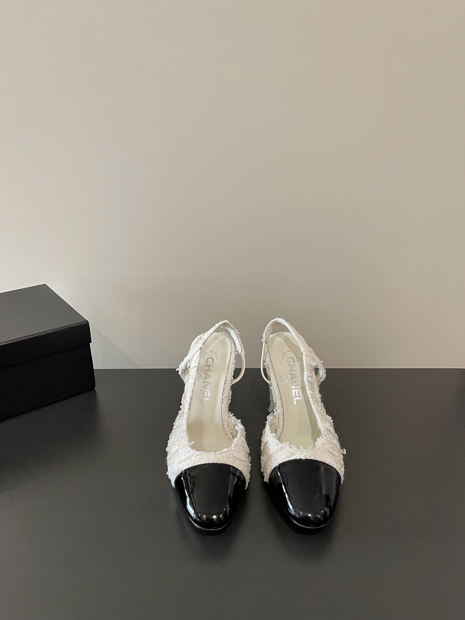 NO:266157,Chanel classic slingback small fragrant sandals!  Single shoes!  Popularity is fleeting, but the style lasts forever!  This pair of empty shoes is the classic among Xiangjia classics!  The two-color combination is simple and exquisite. The universal evergreen style in the counter is always out of date!  The counter is original leather material, imported sheepskin lining, and imported cowhide leather soles from Italy!  Heel height 1cm 6.5cm 9.0cm Top quality, Size35-40 (34 40 41 42 43 customized), high heels sandals, chanel, chanel, sandals, high heels, cowhide, sheepskin19860909chanel 经典slingback小香凉鞋！单鞋！ 流行稍纵即逝,但风格永存！这双后空鞋就是香家经典中的经典！双色搭配,简约精致,专柜里的万能长青款,永远不过时单品！ 专柜原版皮料,进口羊皮内里,意大利进口牛皮革鞋底！ 跟高1cm 6.5cm 9.0cm 顶级品质,Size35-40（34 40 41 42 43定做）,高跟鞋凉鞋,chanel,chanel,sandals,high heels,cowhide,sheepskin,Women's Shoes