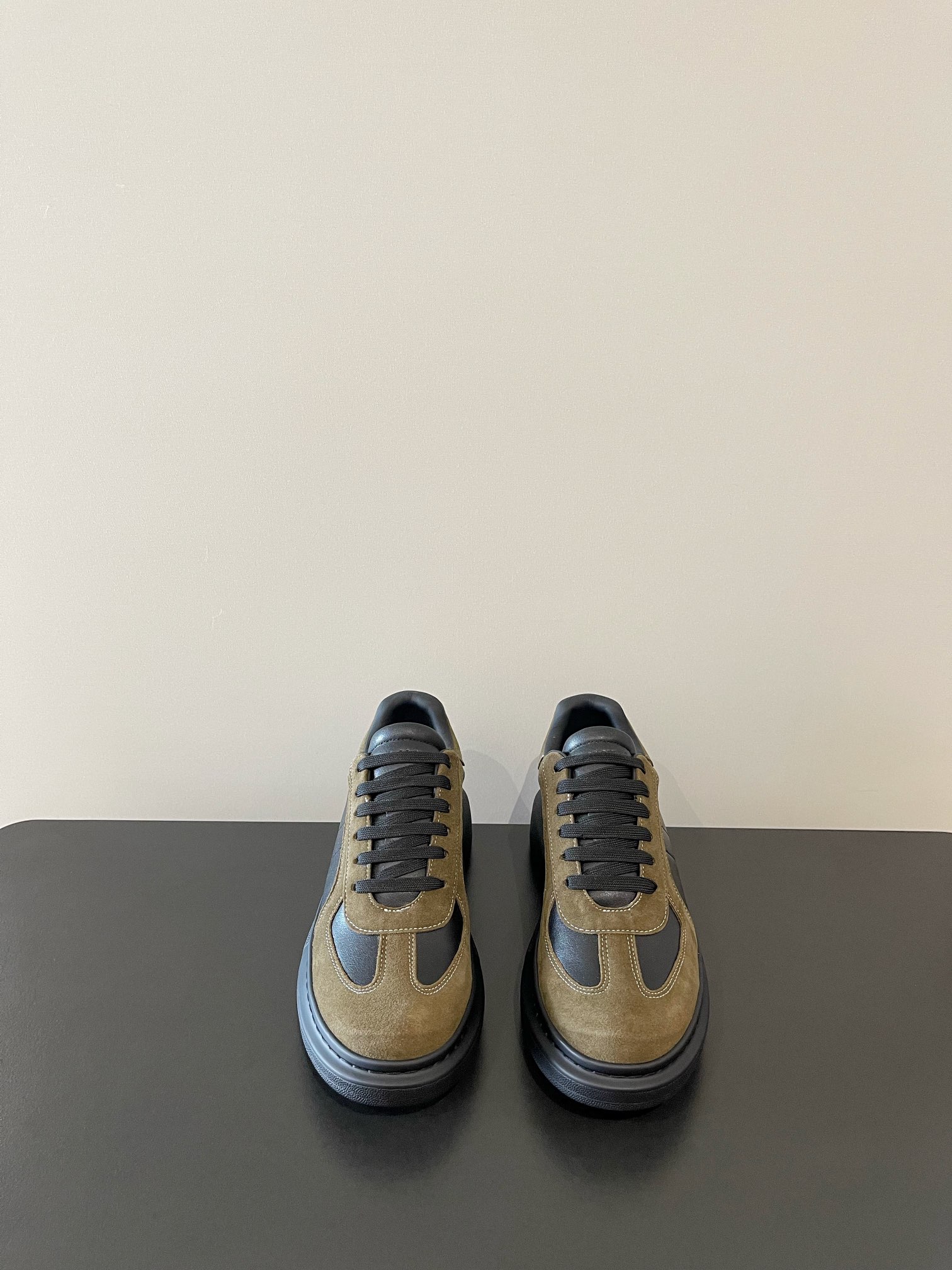 NO:266148,(Men and Female) ._Alexander McQueen's latest German training thick-soled sports and casual white shoes —————————————————————————————————————————————————————————————————————————————————————————————  Use different sizes of shoelaces, rubber sole, no tiring feet, shopping artifact, winter favorite, super stylish and slimming!  Upper cowhide surface, imported cowhide, large sole original molded cowhide, Size women's 35-40, men's 39-45 (45 no return or exchange), casual shoes/sports shoes, alexander mcqueen, sneakers, cowhide19860909（男女款） ._亚历山大 麦昆最新德训厚底运动休闲小白鞋 ———————————————— 众多明星同款最爱！采用不同的尺寸的鞋带 橡胶底不累脚 逛街神器 冬天最爱 上脚超有风范 超显瘦！ 鞋面牛皮面 内里垫脚进口牛皮 大底原版开模牛筋底 Size女35-40 男39-45（45不退换）,休闲鞋/运动鞋,alexander mcqueen,sneakers,cowhide,Women's Shoes