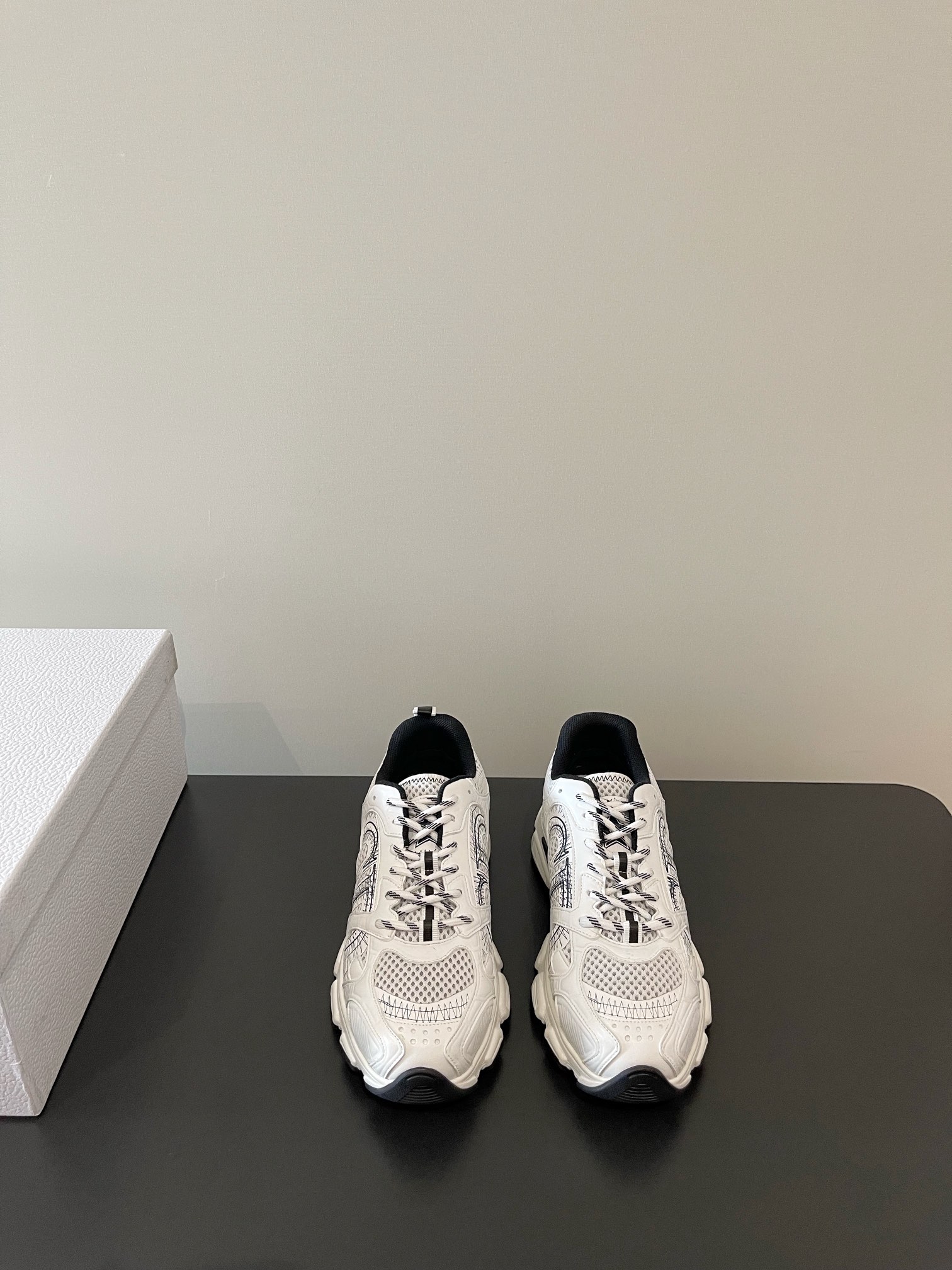 NO:266142,Dior Chrono series sneakers continue the long-lasting outline and are carefully crafted with mesh so it will be particularly comfortable to wear. It is decorated with a special CD craft logo to enhance the style. The style is light and matched with the thin sole of the 