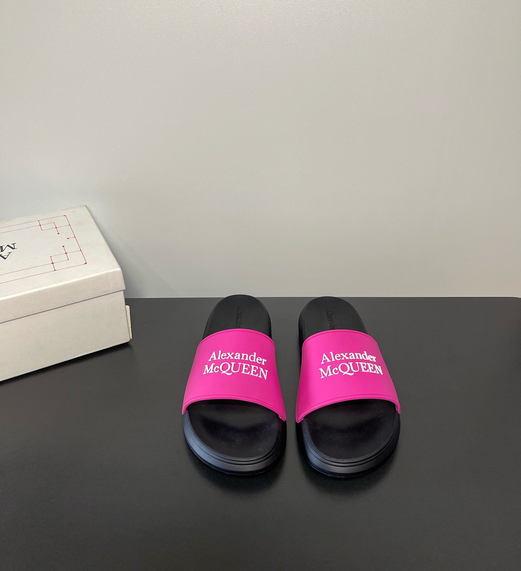 NO:266141,McQueen's latest thick-soled flip-flops. The unique personality of the shoes adds full charm. The foot has a super style. The round head design allows the toes to be fully released. Get rid of the original pressure of the shoes. The foot feels comfortable and upgraded version of PU foam. All the materials are consistent with the original craftsmanship. Everyday versatile style, showing elegant and noble temperament!  Sole PU foam wear-resistant outsole midsole size 35-46 Multi-color options, slippers, alexander mcqueen, slippers19860909McQueen 麦昆最新厚底一字拖鞋 鞋子独特的性个增加十足魅的力 上脚有超风范 圆头的设计让脚得趾到完的全释放 摆脱鞋子本原的压迫感 脚感适舒升级版PU发泡 所有的质材与工艺原版一致 日常百搭款,尽显优雅高贵气质！鞋底PU发泡耐磨大底中底码数35-46 多色可选,拖鞋,alexander mcqueen,slippers,Women's Shoes