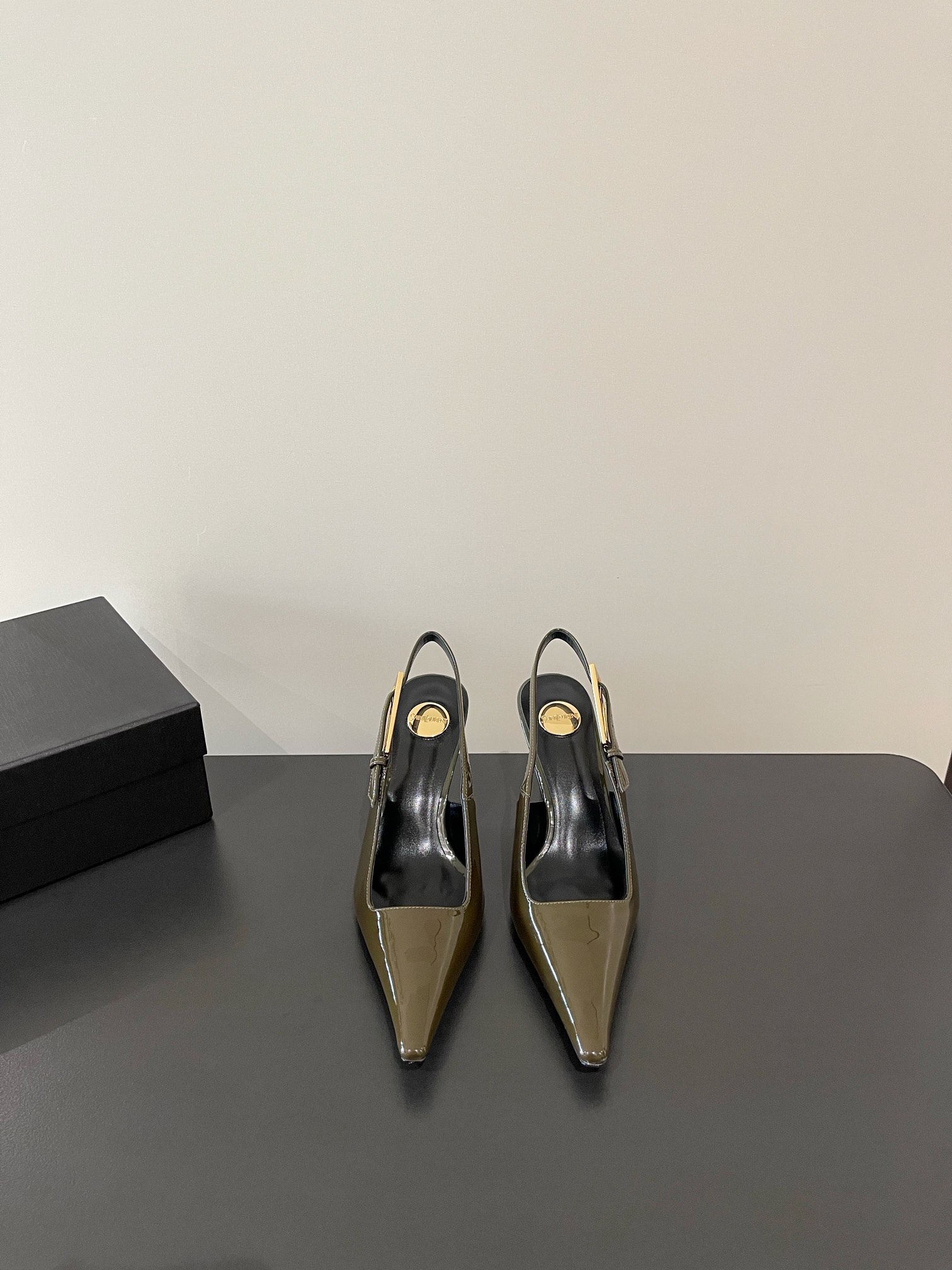 NO:266135,YSL Saint Laurent's latest short gold buckle hardware small heel sandals show style appears on the covers of major fashion magazines·All stars are wearing it Xiaohongshu bloggers!  The new retro style is particularly amazing to your feet. You won’t regret it when you close your eyes. The combination can be salty or sweet!  Fashionable and playful ~ Customized ox patent leather upper imported sole original genuine leather outsole size 35-41 (40 41 customized) Heel height 7cm, high heel sandals, saint laurent, saint laurent, sandals, high heels, Leather soles19860909YSL 圣罗兰 最新后空金扣五金小跟凉鞋走秀款 出现在各大时装杂志封面·各路明星 小红书博主都在穿 ！全新复古上脚尤为惊艳到你的一款闭眼入都是不会后悔·搭配可咸可甜！时髦又俏皮～ 鞋面定制牛漆皮 鞋底进口原版真皮大底 码数35-41（40 41定制） 跟高7cm,高跟鞋凉鞋,saint laurent,saint laurent,sandals,high heels,Leather soles,Women's Shoes