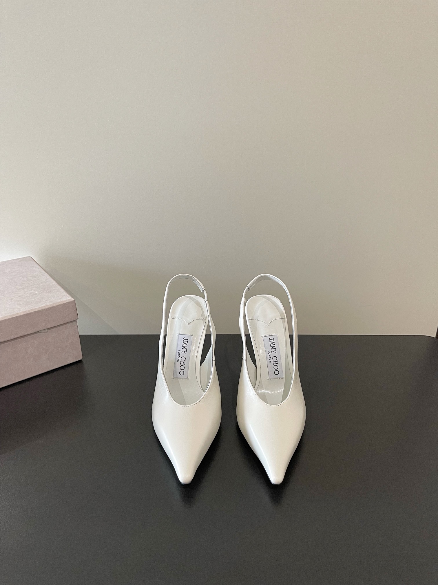 NO:266139,Jimmy Choo's latest v-hole fashion high heel heavy craftsmanship exquisite slippers and shoes. Synchronous counter, specialty, comfortable and casual, sweet, easy to satisfy without any relief. Blingbling comes with a noble and elegant atmosphere, shining and not vulgar!  The shoe shape is very modified with the foot shape, the smooth lines show a sense of high-end feeling, and the foot is exquisite and age-reducing!  Upper wrinkled cowhide, imported sheepskin in the inner lining, Italian leather outsole Heels high single 8.5cm Size35-42 (custom made in 40-42), high heels sandals, jimmy choo, sandals, high heels, slippers, cowhide, sheepskin, Leather soles19860909Jimmy Choo 最新后空v口时尚高跟重工艺精致拖鞋单鞋 同步专柜 主打精致 舒适度休闲 甜美  无解风都轻松满足 blingbling 迎面扑来高贵典雅的气息,闪亮不显庸俗！鞋型非常修饰脚型,流畅线条尽显高级感,上脚精致又减龄！ 鞋面皱牛皮 内里进口羊皮, 意大利真皮大底 跟高单8.5cm Size35-42（40-42订做）,高跟鞋凉鞋,jimmy choo,sandals,high heels,slippers,cowhide,sheepskin,Leather soles,Women's Shoes