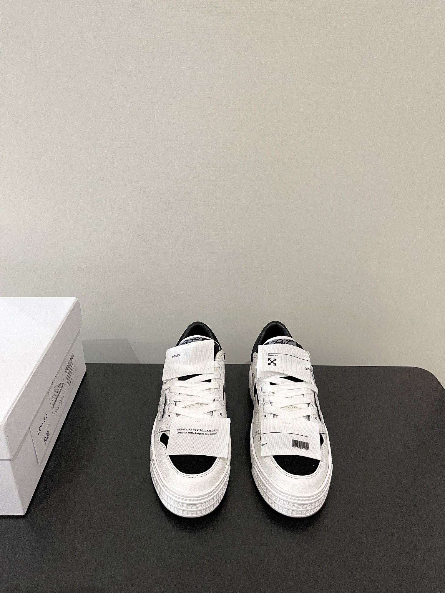 NO:249988,Batch (top version) OFF-white New early spring style OFF-white is a fashion trend in recent years. Original data creates a pair of beautiful shoes that you want to have at first sight. Upper: top layer cowhide Inner: cowhide Outsole: rubber sole Size: 36-45 (46 custom made without return or replacement), casual shoes/sports shoes, off white, sneakers, cowhide19860909批（顶级版本） OFF-white 早春新款 OFF-white是这几年流行的时尚潮流 原数据打造的一双见一眼就想拥有的美鞋 鞋面:头层牛皮 内里:牛皮 大底:橡胶底 码数:36-45（46定制不退不换）,休闲鞋/运动鞋,off white,sneakers,cowhide,Women's Shoes