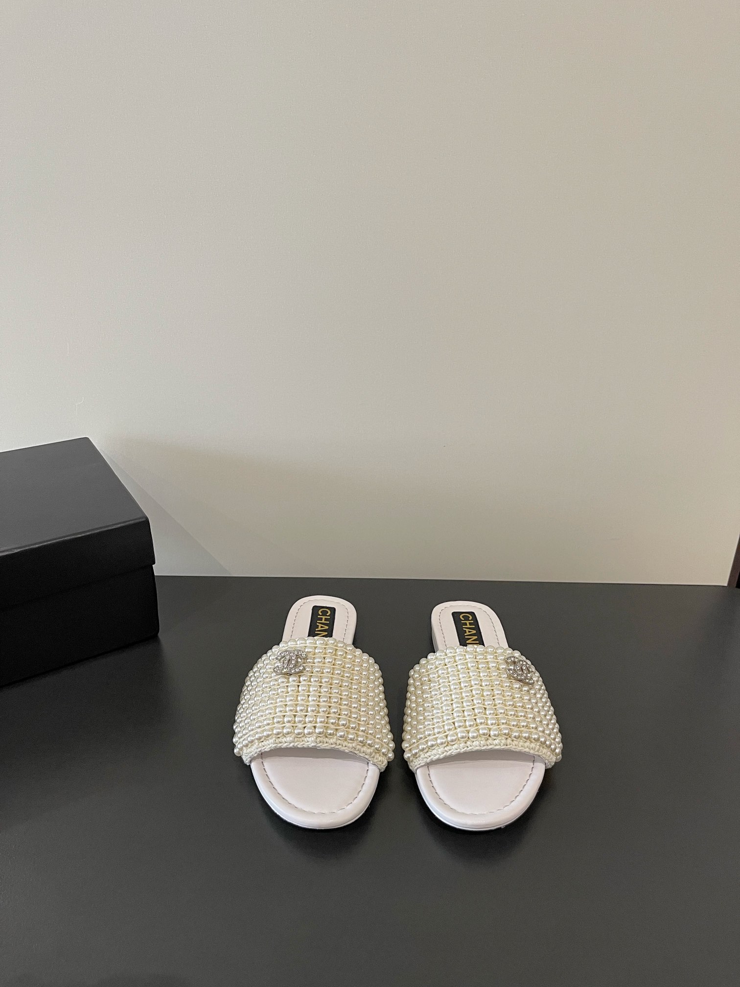 NO:266132,Chanel's latest pearl upper flat-soled sandals, fully imported hand-beaded, new color fabrics add a lot of elements to look very delicate, and they become long legs in seconds when worn. The authentic counter replica is replicated. It can be said that it is really super Amway!  Size35-40 original packaging, slippers, chanel, slippers19860909香奈儿最新珍珠鞋面平底凉拖 全进口手工串珠 新的配色面料加入很多元素显得十分精致 穿上秒变大长腿 专柜正品复刻 上脚可以说真的超级安利！ Size35-40 原版包装,拖鞋,chanel,slippers,Women's Shoes