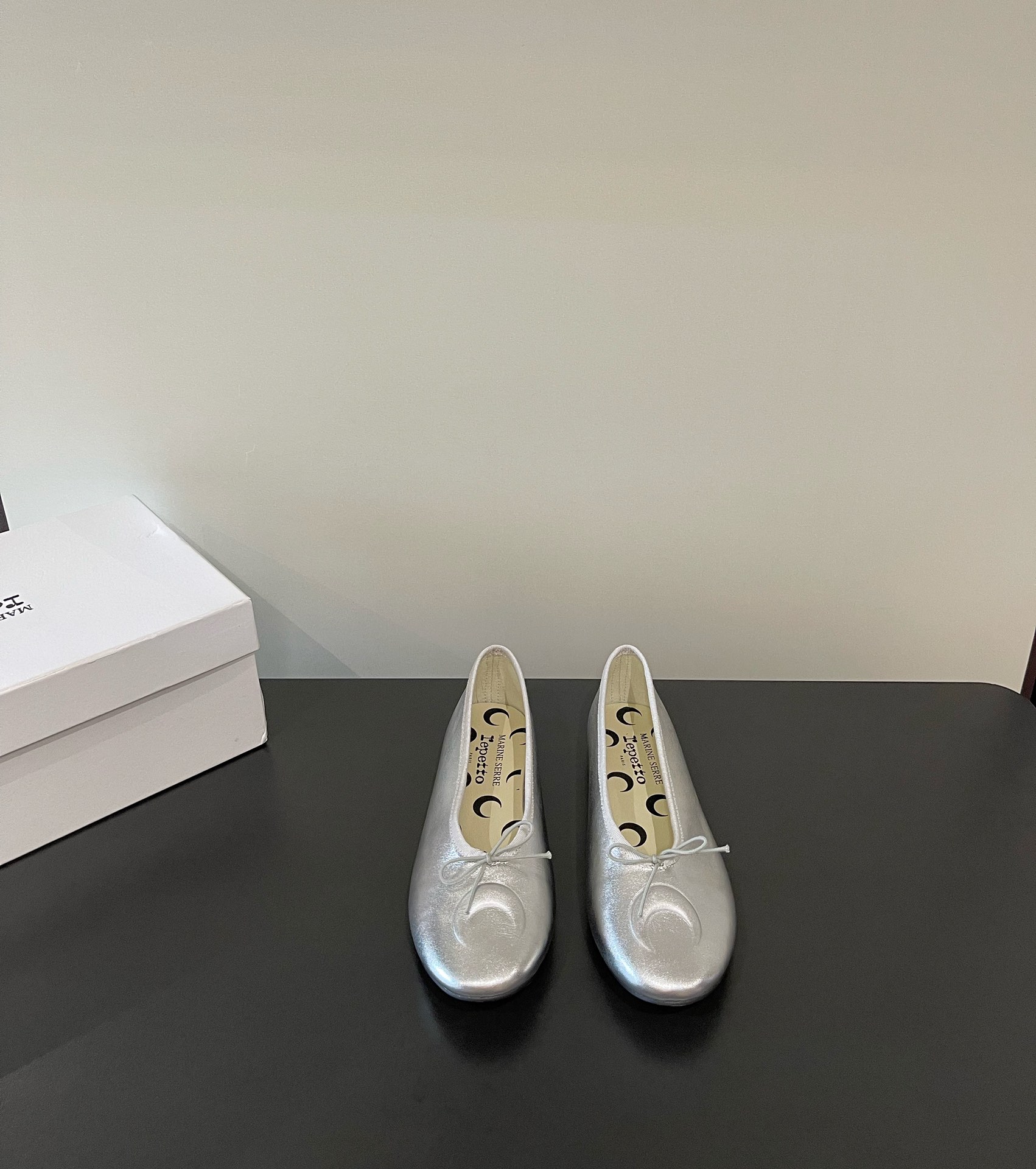 NO:266140,Marine serre x Repetto co-branded style, crescent print shallow mouth, small thick heel ballet shoes, single shoes, the moon's logo is printed inside the toe and insole!  It feels comfortable and slimming on your feet. It looks good with whatever you want!  Fairies, limited edition upper original molded moon craft cowhide (the market version is made of the moon on the outside, the inner foot padded sheepskin sole Italian leather outsole Size35-39 (40 customized), single shoes, cowhide, sheepskin, Leather soles19860909Marine serre x Repetto 联名款 月牙印花浅口 小粗跟芭蕾舞鞋 单鞋 鞋头和鞋垫里面都印了月亮的标志！ 上脚脚感舒适显瘦 配啥啥好看哈！仙女们冲 限量款鞋面原版开模月亮工艺牛皮（市场版本是把月亮做在外面不对版）内里垫脚羊皮 鞋底意大利真皮大底Size35-39（40订做）,单鞋,cowhide,sheepskin,Leather soles,Women's Shoes