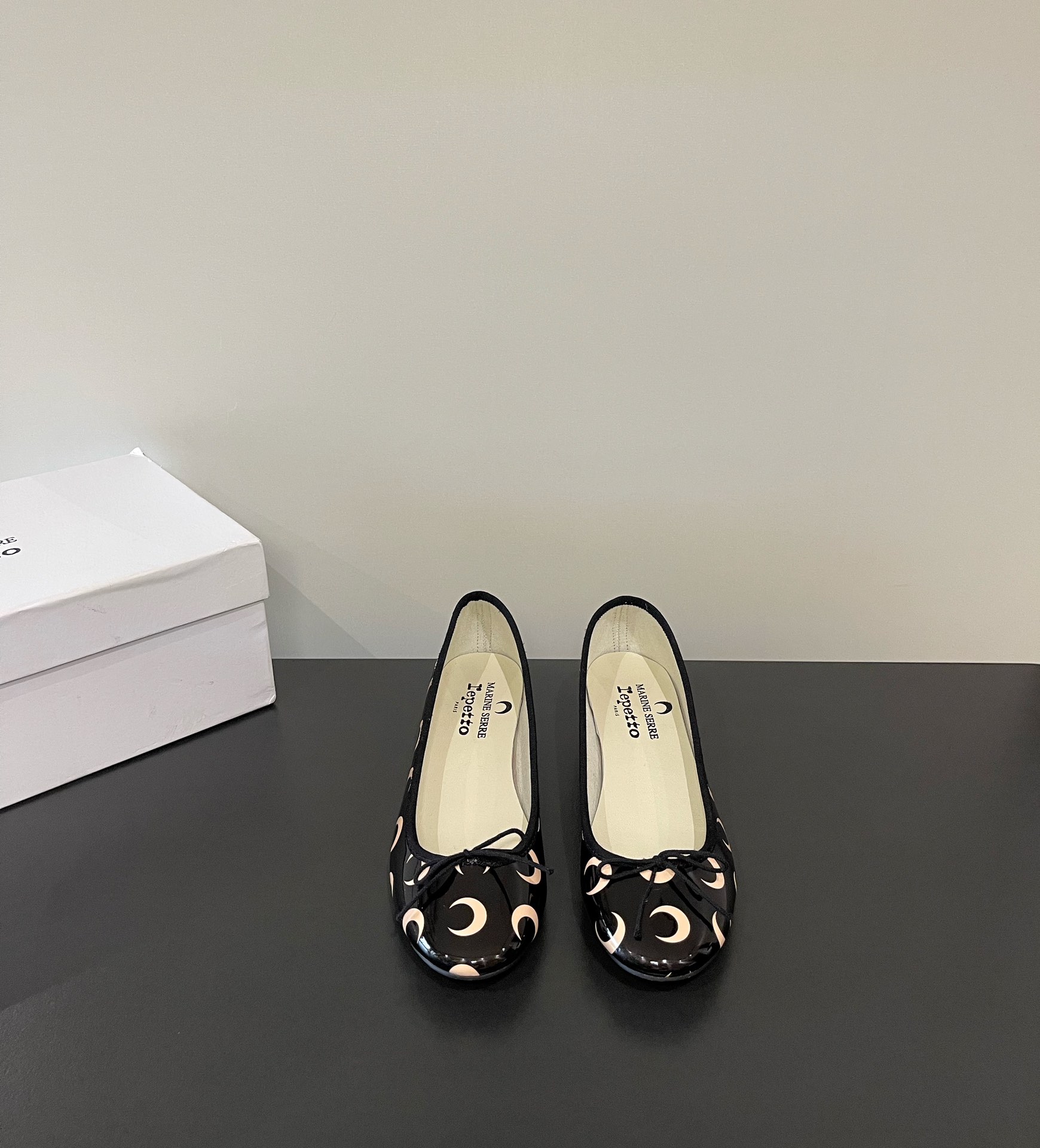 NO:266128,Marine serre x Repetto co-branded style, crescent print shallow mouth, small thick heel ballet shoes, single shoes, the moon's logo is printed inside the toe and insole!  It feels comfortable and slimming on your feet. It looks good with whatever you want!  Fairies, limited edition upper original molded moon craft cowhide (the market version is made of the moon on the outside, the inner foot padded sheepskin sole Italian leather outsole Size35-39 (40 customized), single shoes, cowhide, sheepskin, Leather soles19860909Marine serre x Repetto 联名款 月牙印花浅口 小粗跟芭蕾舞鞋 单鞋 鞋头和鞋垫里面都印了月亮的标志！ 上脚脚感舒适显瘦 配啥啥好看哈！仙女们冲 限量款鞋面原版开模月亮工艺牛皮（市场版本是把月亮做在外面不对版）内里垫脚羊皮 鞋底意大利真皮大底Size35-39（40订做）,单鞋,cowhide,sheepskin,Leather soles,Women's Shoes