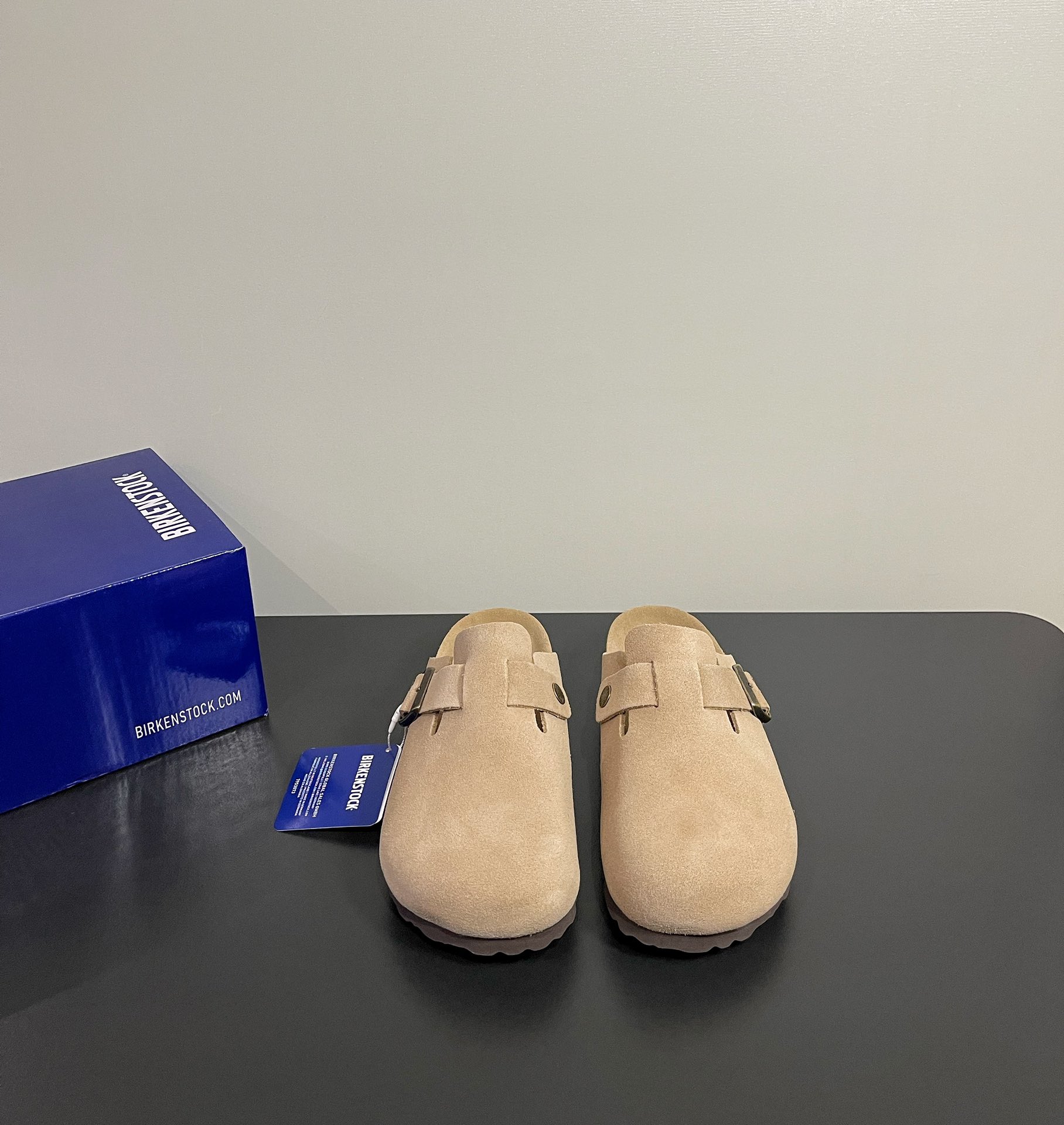 NO:250012,BIRKENSTOCK trendy and fashionable casual all-inclusive slippers, bread shoes, ergonomic design for foot shape, the foot bed is super light and comfortable to wear, the lasted lines are beautiful, the workmanship is exquisite, and it will not tickle your feet when worn for a long time. It looks a bit lazy and casual!  The thickness, color and weight of the material are the same as the original version. Welcome to compare the counter!  Fabric cattle reverse fur footbed cattle reverse fur sole EVA foam original box packaging Size:#35-46, semi-drag, birdstock, slippers19860909批 BIRKENSTOCK博肯潮流时尚休闲全包拖鞋,面包鞋,人体工程学设计符合脚形的脚床,软木材质穿着超级轻便舒适,楦形线条优美,做工精致,长时间穿着不累脚. 略显慵懒的休闲感觉！材质厚度颜色和克重与原版一致.欢迎对比专柜！ 面料牛反毛皮 垫脚牛反毛皮 鞋底EVA发泡 原盒包装 Size:#35-46,半拖,birkenstock,slippers,Women's Shoes