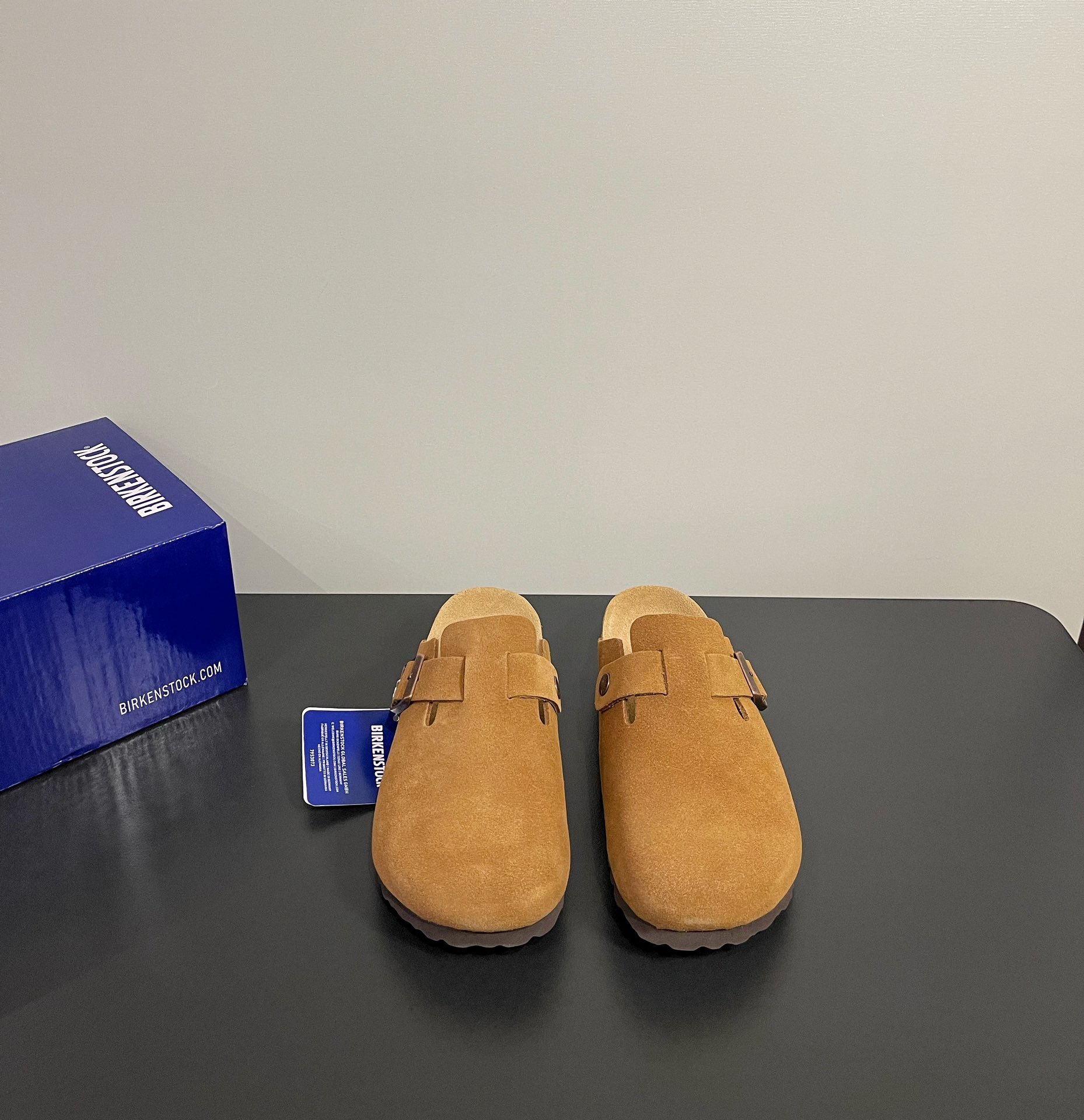 NO:250015,BIRKENSTOCK trendy and fashionable casual all-inclusive slippers, bread shoes, ergonomic design for foot shape, the foot bed is super light and comfortable to wear, the lasted lines are beautiful, the workmanship is exquisite, and it will not tickle your feet when worn for a long time. It looks a bit lazy and casual!  The thickness, color and weight of the material are the same as the original version. Welcome to compare the counter!  Fabric cattle reverse fur footbed cattle reverse fur sole EVA foam original box packaging Size:#35-46, semi-drag, birdstock, slippers19860909批 BIRKENSTOCK博肯潮流时尚休闲全包拖鞋,面包鞋,人体工程学设计符合脚形的脚床,软木材质穿着超级轻便舒适,楦形线条优美,做工精致,长时间穿着不累脚. 略显慵懒的休闲感觉！材质厚度颜色和克重与原版一致.欢迎对比专柜！ 面料牛反毛皮 垫脚牛反毛皮 鞋底EVA发泡 原盒包装 Size:#35-46,半拖,birkenstock,slippers,Women's Shoes