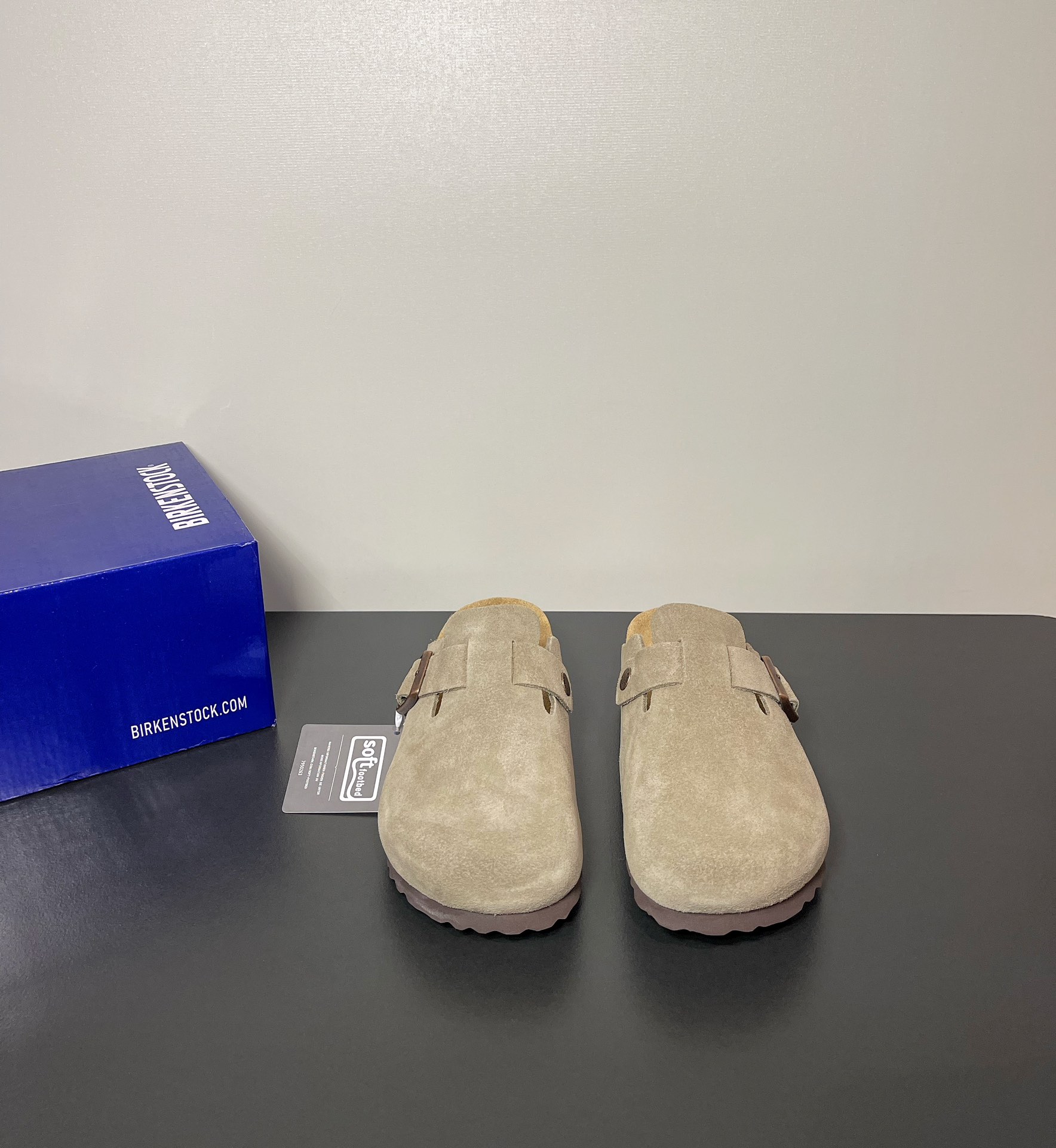 NO:250020,Couple model Birkenstock/head strap buckle half slippers Ergonomic design Cork latex footbed Lightweight and comfortable Feet feel Fully foot pedals Can walk on and off Super easy to put on and take off. Size 35-46, semi-drag, birdenstock, slippers19860909情侣款 Birkenstock 勃肯/包头皮带扣半拖鞋 人体工程学设计 软木乳胶鞋床 轻便舒适 脚感满分 脚蹬上就能走 穿脱超方便.码数35-46,半拖,birkenstock,slippers,Women's Shoes