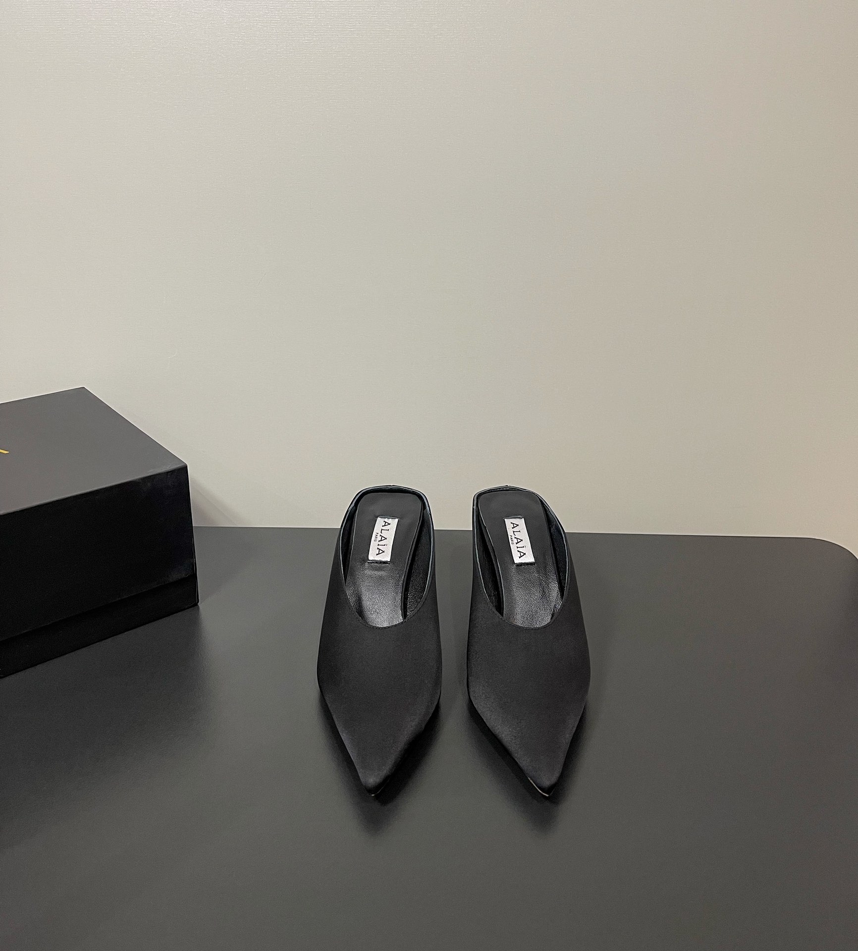 NO:266138,ALAIA's latest silk wedge, semi-tork, pointed-toe empty shoes are launched ————————————————— Countless designers regard him as 