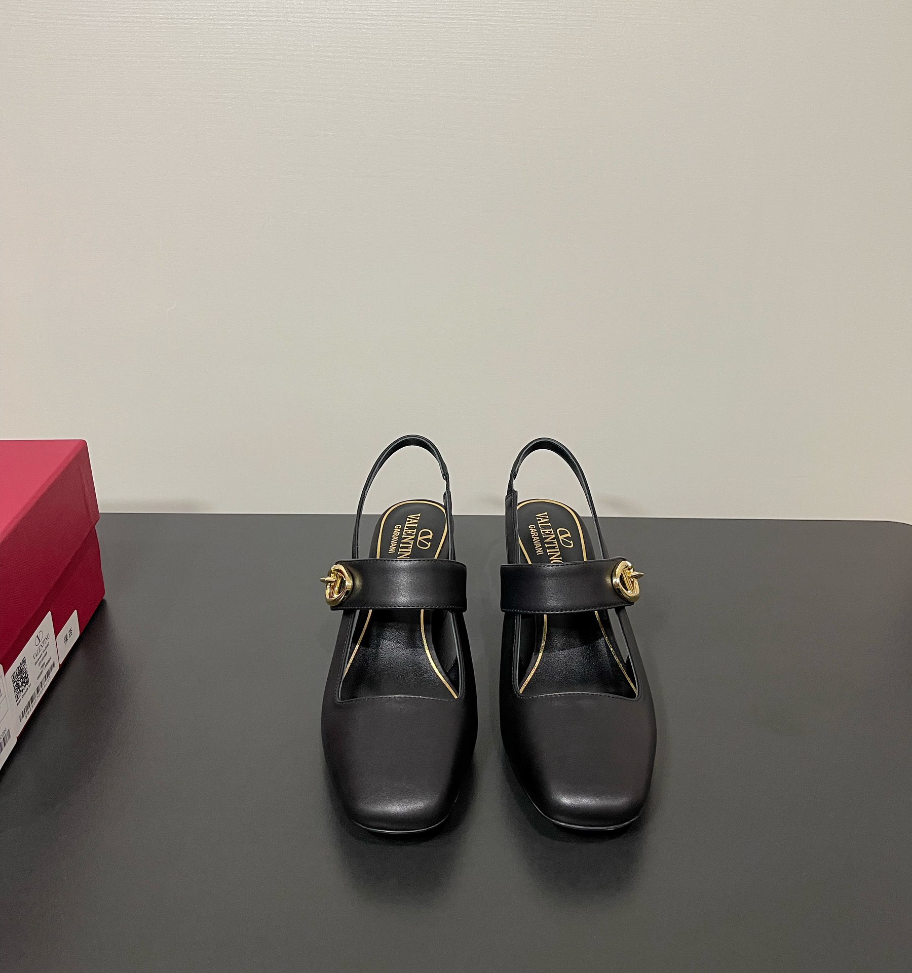 NO:266127,Valentino's latest product VLOGO LOCKER square-toe thick heeled empty shoes are available. ——————————————— Valentino Garavani's classic 