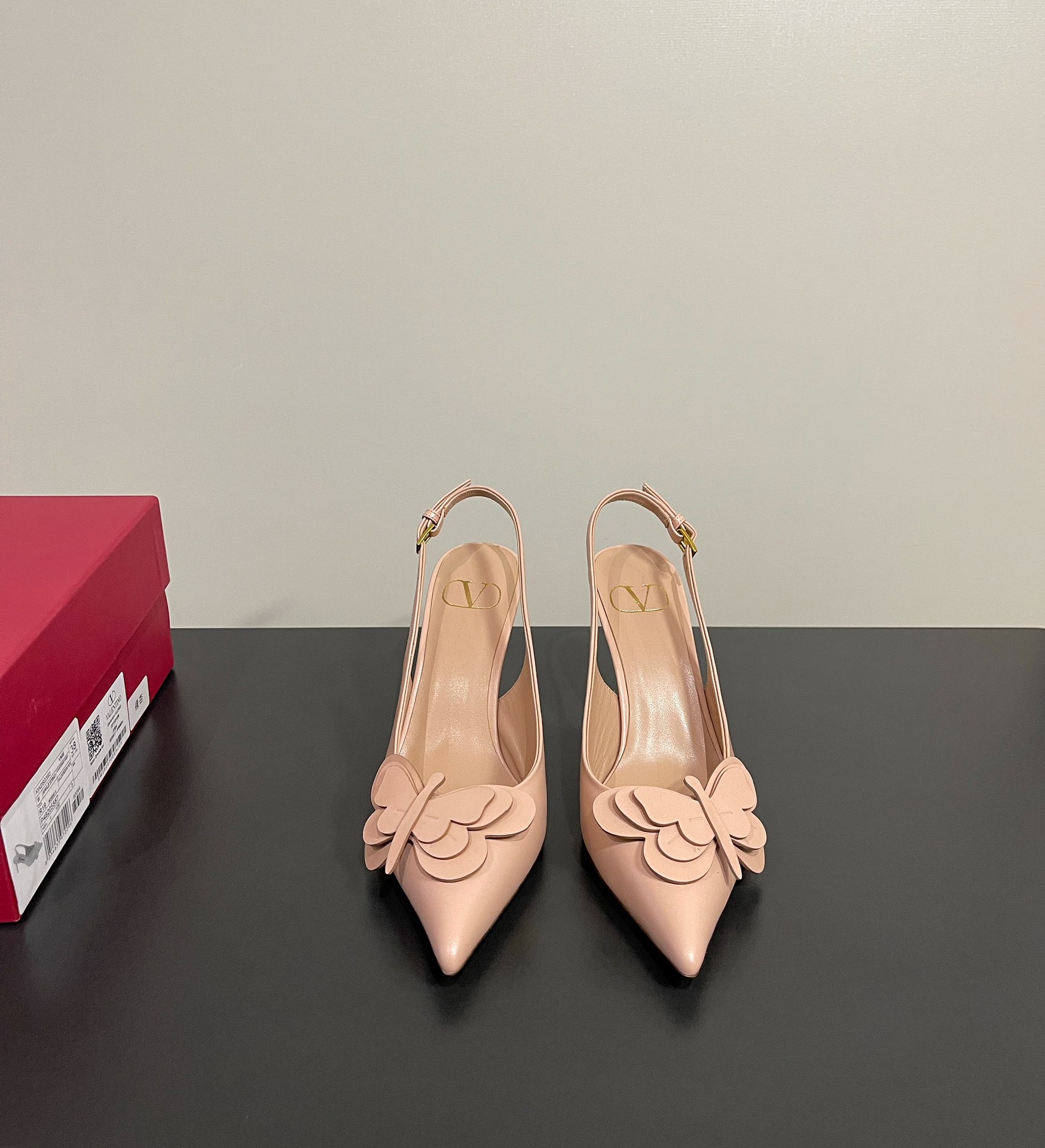 NO:266131,Valentino's latest product VT butterfly-lace-up pointed sandals are available for new ones ——————————————— Valentino Garavani's classic 