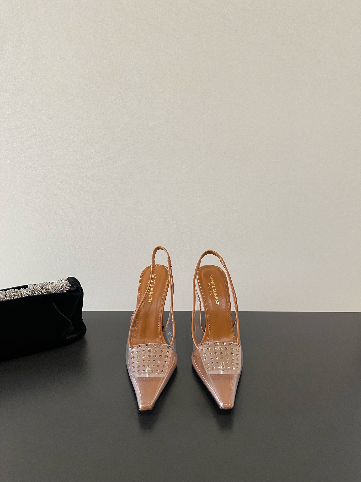 NO:266103,(The highest quality) YSL Saint Laurent's latest small square head PVC crystal diamond, high-heeled shoes in the back, and new counters are launched simultaneously. Major celebrities and internet celebrities are putting their feet. The style is fashionable and versatile, simple and high-end, making elegance to the extreme, and the goddess style is full of the foot!  Imported PVC upper, imported sheepskin, heel height 10cm, outsole, genuine leather outsole, size 35-39 (40 custom made, no return or exchange), high heels, sandals, saint laurent, saint laurent, sandals, high heels, sheepskin, Leather soles19860909（最高品质） YSL 圣罗兰最新小方头PVC 水晶钻 后空高跟单鞋 专柜同步上新 各大明星网红纷纷上脚 款式时髦百搭 简约又高级 把优雅做到极致 上脚女神范爆棚！ 鞋面进口PVC 内里进口羊皮 跟高10cm 大底真皮大底 码数35-39（40订做不退换）,高跟鞋凉鞋,saint laurent,saint laurent,sandals,high heels,sheepskin,Leather soles,Women's Shoes