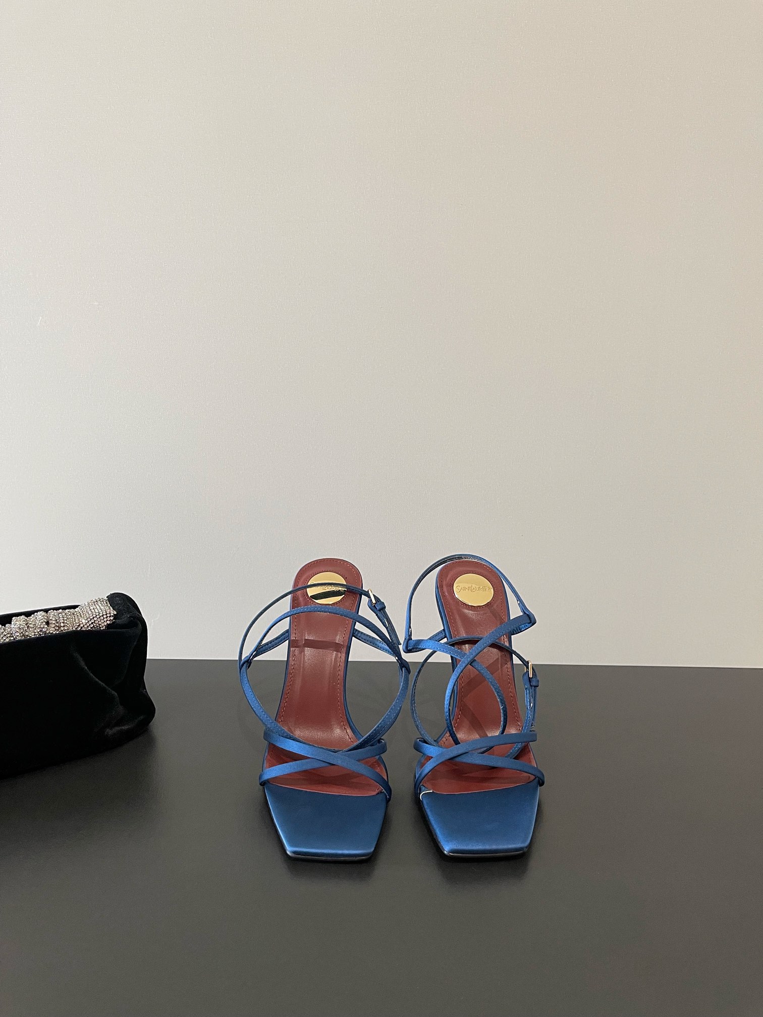 NO:266106,(The highest quality) YSL Saint Laurent's latest Roman style, silk strips, classic logo, gold heeled high-heeled sandals, new counters, major celebrities and internet celebrities are put on their feet. The style is fashionable and versatile, simple and high-end, making elegance to the extreme, and the goddess style is full of the foot!  Imported silk upper, imported sheepskin inner, heel height 10cm, outsole leather outsole size 35-39 (40 custom made, no return or exchange), high heels, saint laurent, saint laurent, sandals, high heels, sheepskin, real silk, Leather soles19860909（最高品质） YSL 圣罗兰最新罗马风格 真丝抽条 经典logo 金跟后空高跟凉鞋 专柜同步上新 各大明星网红纷纷上脚 款式时髦百搭 简约又高级 把优雅做到极致 上脚女神范爆棚！ 鞋面进口真丝 内里进口羊皮 跟高10cm 大底真皮大底 码数35-39（40订做不退换）,高跟鞋凉鞋,saint laurent,saint laurent,sandals,high heels,sheepskin,real silk,Leather soles,Women's Shoes