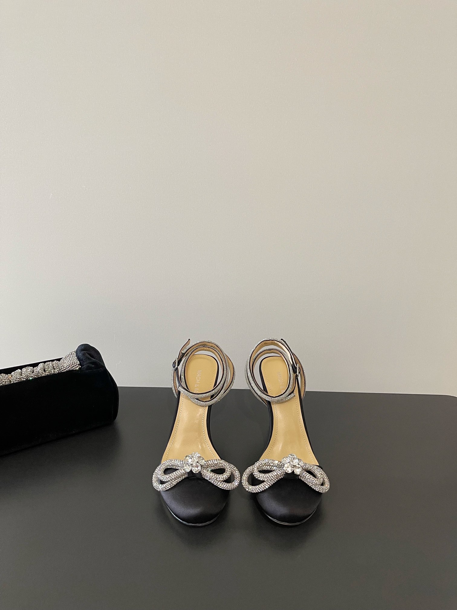 NO:266111,Mach&Mach's latest beautiful bow-tie pearl rhinestone high-heel series sandals, beautiful and coquettish, rhinestone pearl bow-tie and wrap-on design make you stand out in the crowd. Paired with any blingbling fairy skirt is the focus, and wearing it is Disney's escaped princess~ The upper is original silk material, the inner inner foot pad is mixed lambskin, outsole original Italian leather outsole, heel height 8.5cm Size35-39 (40 custom made no return), high heels, sandals, high heels, skirts, sheepskin, real silk, Leather soles19860909Mach&Mach 最新绝美蝴蝶结珍珠水钻高跟系列凉鞋 又美又嗲、水钻珍珠蝴蝶结加缠绕式设计让你在人群中一眼出挑.搭配任何一件blingbling的仙女裙都是焦点,穿上它就是迪士尼在逃公主～  鞋面原版真丝材料 内里内里垫脚为混种小羊皮 大底原版意大利真皮大底 跟高8.5cm Size35-39 (40 订做不退换),高跟鞋凉鞋,sandals,high heels,skirts,sheepskin,real silk,Leather soles,Women's Shoes