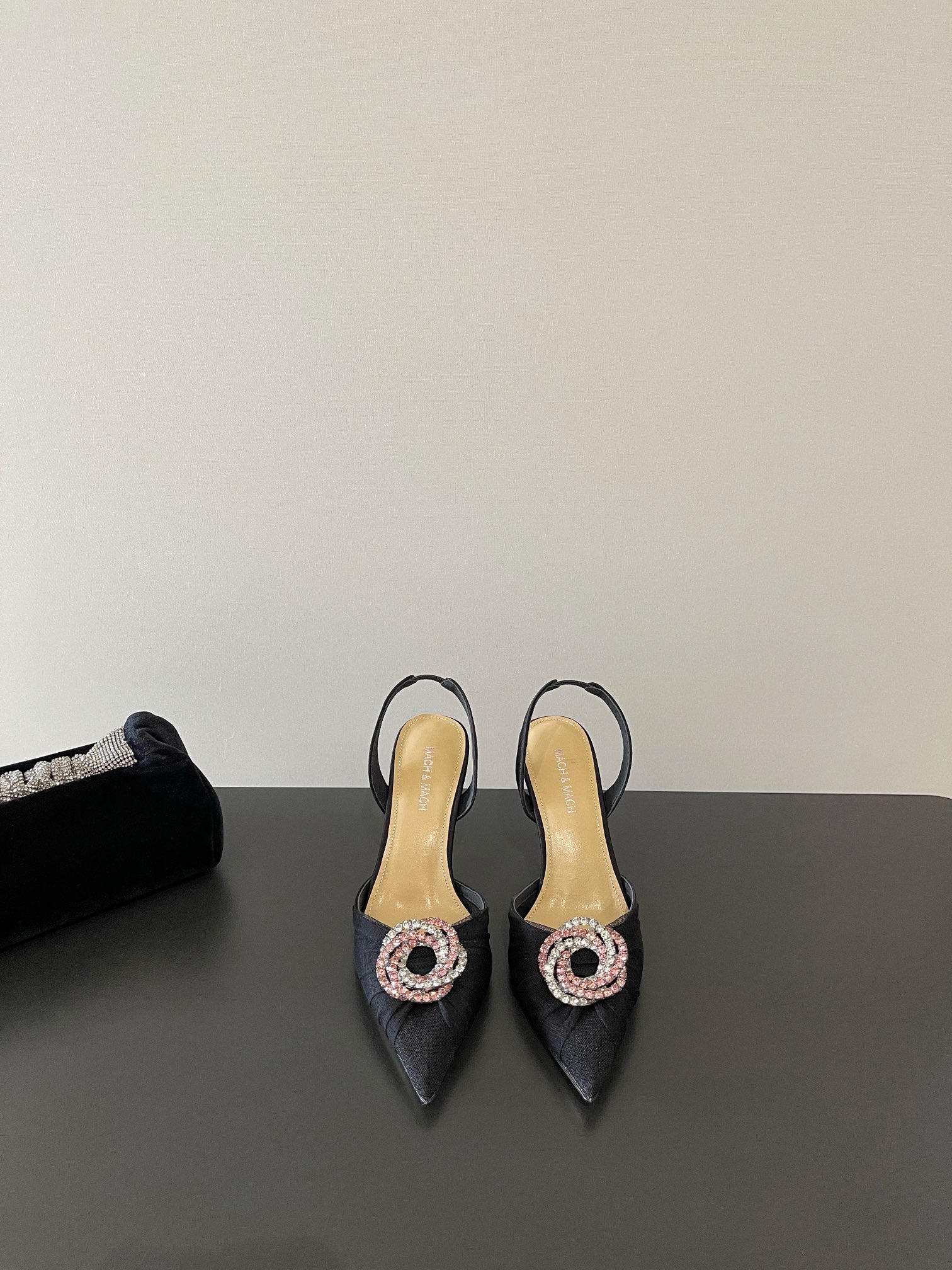 NO:266114,Mach&Mach's latest beautiful lace back empty Aojiu high heel series sandals, beautiful and coquettish, rhinestone pearl bow and wrapping design, make you stand out in the crowd at a glance. Paired with any blingbling fairy skirt is the focus, wearing it is Disney's escaped princess~ The upper is original silk material, the inner inner foot pad is mixed lambskin, outsole original Italian leather outsole, heel height 8.5cm Size35-39 (40 custom made no return), high heels, sandals, high heels, skirts, sheepskin, real silk, Leather soles19860909Mach&Mach 最新绝美蕾丝后空奥钻高跟系列凉鞋 又美又嗲、水钻珍珠蝴蝶结加缠绕式设计让你在人群中一眼出挑.搭配任何一件blingbling的仙女裙都是焦点,穿上它就是迪士尼在逃公主～  鞋面原版真丝材料 内里内里垫脚为混种小羊皮 大底原版意大利真皮大底 跟高8.5cm Size35-39 (40 订做不退换),高跟鞋凉鞋,sandals,high heels,skirts,sheepskin,real silk,Leather soles,Women's Shoes