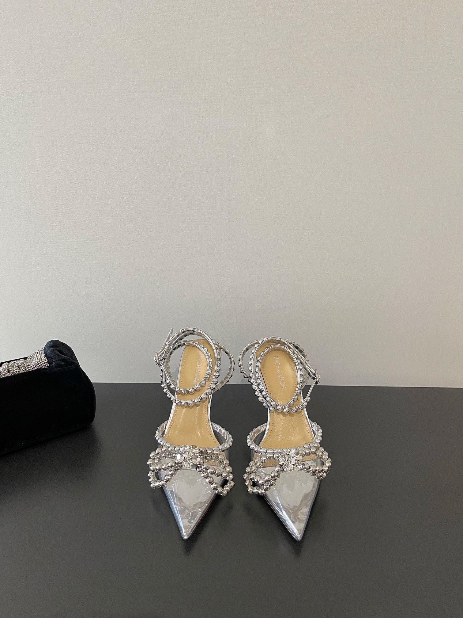 NO:266116,Mach&Mach's latest beautiful pearl rear-air Au Diamond high heel series sandals, beautiful and coquettish, rhinestone pearl bow and wrapping design, make you stand out in the crowd at a glance. Paired with any blingbling fairy skirt is the focus, wearing it is Disney's escaped princess~ The upper is original silk material, the inner inner foot pad is mixed lambskin, outsole original Italian leather outsole, heel height 8.5cm Size35-39 (40 custom made no return), high heels, sandals, high heels, skirts, sheepskin, real silk, Leather soles19860909Mach&Mach 最新绝美珍珠后空奥钻高跟系列凉鞋 又美又嗲、水钻珍珠蝴蝶结加缠绕式设计让你在人群中一眼出挑.搭配任何一件blingbling的仙女裙都是焦点,穿上它就是迪士尼在逃公主～  鞋面原版真丝材料 内里内里垫脚为混种小羊皮 大底原版意大利真皮大底 跟高8.5cm Size35-39 (40 订做不退换),高跟鞋凉鞋,sandals,high heels,skirts,sheepskin,real silk,Leather soles,Women's Shoes