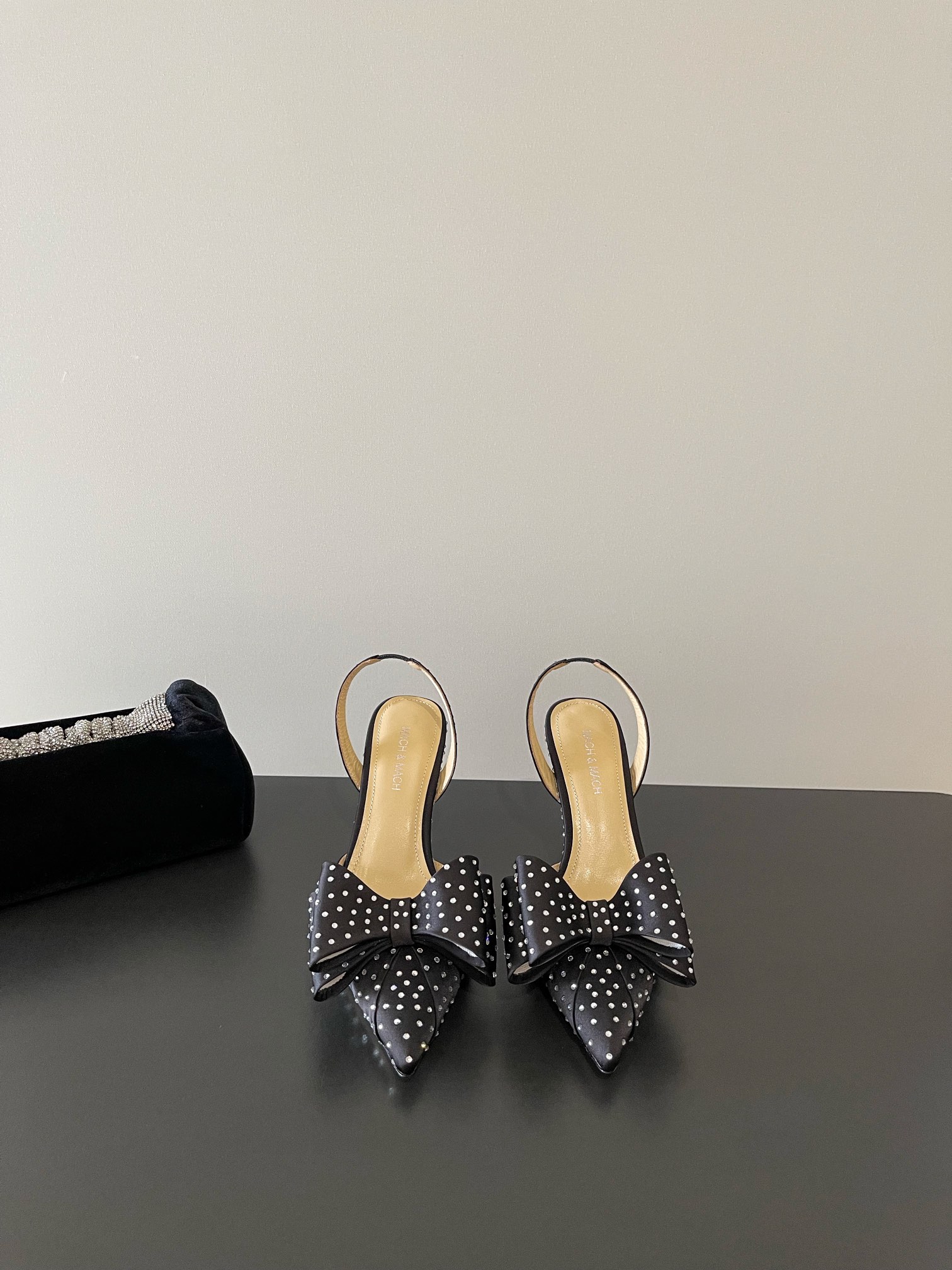 NO:266119,Mach&Mach's latest beautiful silk bow and diamonds, Aojiu high heel series sandals, beautiful and coquettish, rhinestone pearl bow and winding design make you stand out in the crowd. Paired with any blingbling fairy skirt is the focus, and wearing it is Disney's escaped princess~ The upper original silk material The inner inner foot pad is mixed lambskin Outsole Original Italian leather outsole Heel height 8.5cm 6.5cm Size35-39 (40 custom made no return), high heels sandals, sandals, high heels, skirts, sheepskin, real silk, Leather soles19860909Mach&Mach 最新绝美真丝蝴蝶结烫钻 奥钻高跟系列凉鞋 又美又嗲、水钻珍珠蝴蝶结加缠绕式设计让你在人群中一眼出挑.搭配任何一件blingbling的仙女裙都是焦点,穿上它就是迪士尼在逃公主～  鞋面原版真丝材料 内里内里垫脚为混种小羊皮 大底原版意大利真皮大底 跟高8.5cm 6.5cm Size35-39 (40 订做不退换),高跟鞋凉鞋,sandals,high heels,skirts,sheepskin,real silk,Leather soles,Women's Shoes