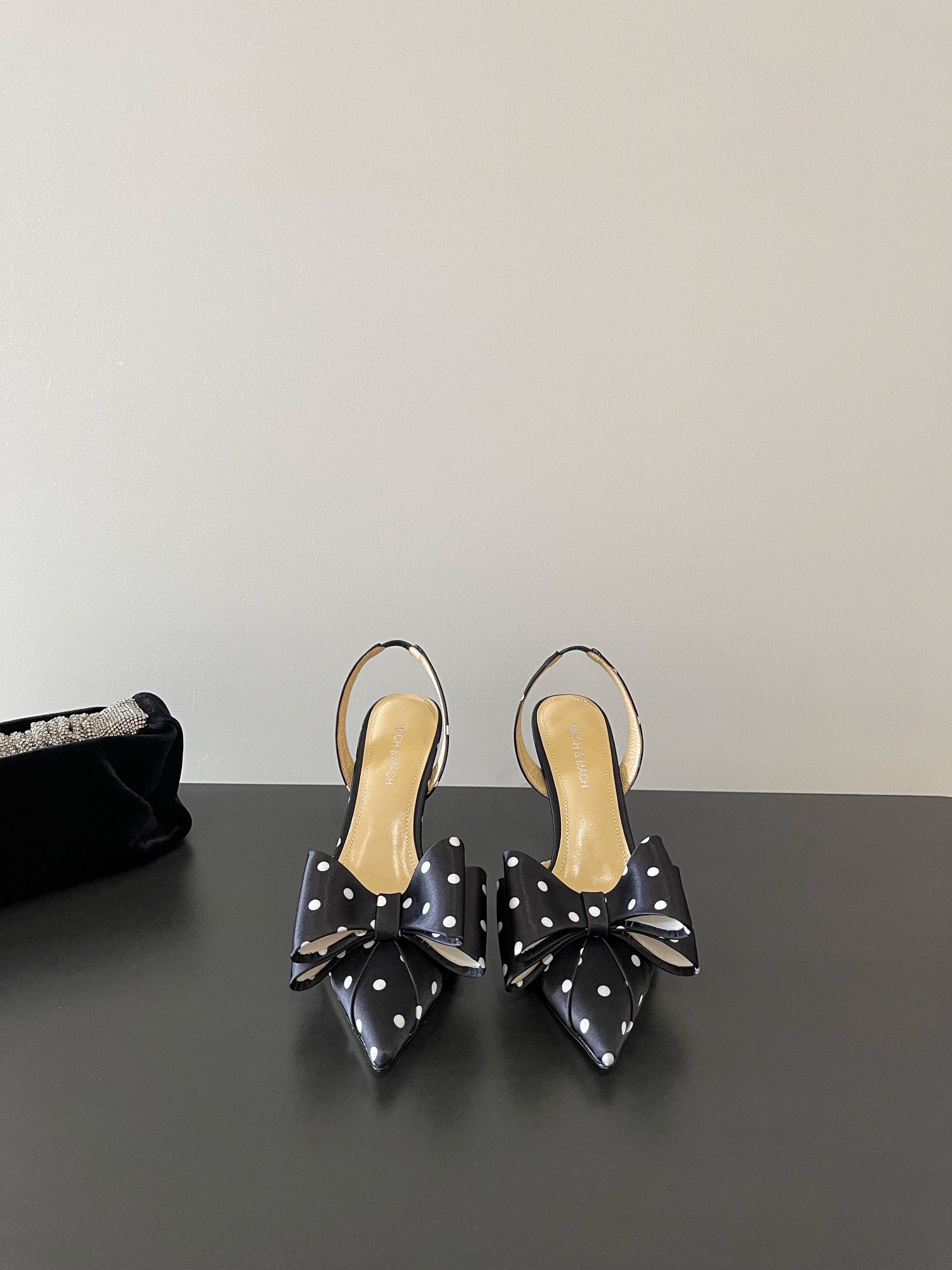 NO:266121,Mach&Mach's latest beautiful silk polka dot bow, high heel series sandals, beautiful and coquettish, rhinestone pearl bow and winding design make you stand out in the crowd. Paired with any blingbling fairy skirt is the focus, and wearing it is Disney's escaped princess~ The upper original silk material The inner inner foot pad is mixed lambskin Outsole Original Italian leather outsole Heel height 8.5cm 6.5cm Size35-39 (40 custom made no return), high heels sandals, sandals, high heels, skirts, sheepskin, real silk, Leather soles19860909Mach&Mach 最新绝美真丝波点蝴蝶结 高跟系列凉鞋 又美又嗲、水钻珍珠蝴蝶结加缠绕式设计让你在人群中一眼出挑.搭配任何一件blingbling的仙女裙都是焦点,穿上它就是迪士尼在逃公主～  鞋面原版真丝材料 内里内里垫脚为混种小羊皮 大底原版意大利真皮大底 跟高8.5cm 6.5cm Size35-39 (40 订做不退换),高跟鞋凉鞋,sandals,high heels,skirts,sheepskin,real silk,Leather soles,Women's Shoes