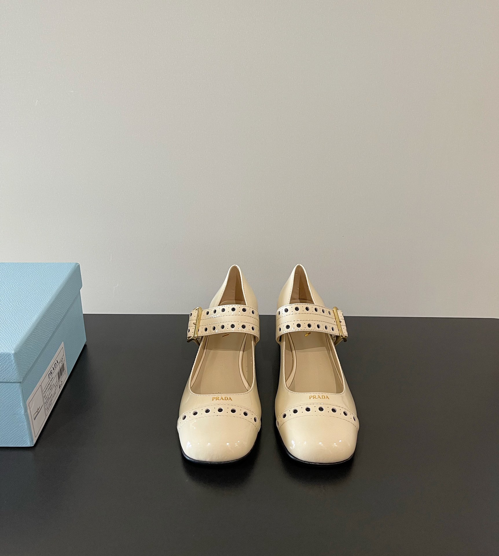 NO:240850,PRADA original development and purchasing grade Prada latest patent leather Mary Jane thick heels This fashionable high heels are made of painted leather, decorated with perforated decoration, and the contrasting colors show the retro style. Imported calf patent leather with inner lining mixed breed sheepskin inner sole Italian genuine leather sole (original open molding injection molding) Size 35-39 (34.40.41 custom made without return and exchange), single shoes, prada, prada, mary jane, high heels, sheepskin19860909批 PRADA 原版开发代购级 普拉达最新漆皮玛丽珍粗跟单鞋 这款时尚的高跟鞋采用漆面皮革制成,饰以穿孔装饰,对比鲜明的色彩彰显复古风范. 鞋面进口小牛漆皮 内里混种羊皮内里 鞋底意大利真皮鞋底（原版开模注塑） 码数35-39（34.40.41定制不退换）,单鞋,prada,prada,mary jane,high heels,sheepskin,Women's Shoes