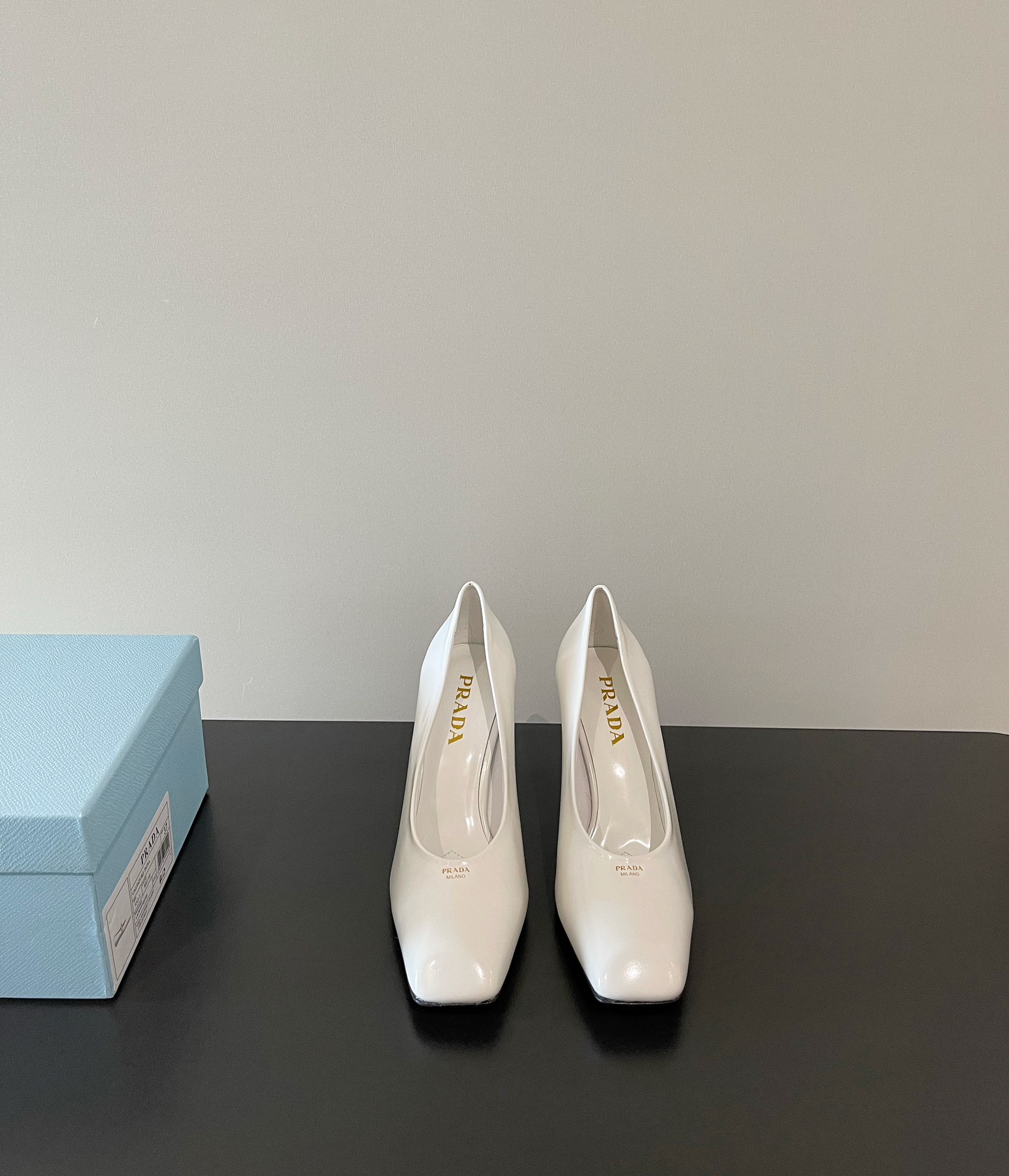 NO:266118,PRADA original development and purchasing grade Prada latest thick high heels small square toe sandals single shoes Simple design is probably what makes it like the most. It is not the kind that is a big street, and it has its own brand personality. Imported calf patent leather upper, mixed-bred sheepskin inner lining, Italian genuine leather sole (original molding) Size 35-39 (34.40.41 customization without return and exchange), single shoe sandals, prada, prada, sandals, sheepskin19860909PRADA 原版开发代购级 普拉达最新 粗高跟 小方头 凉鞋 单鞋 简单的设计大概就是让它最让人喜欢的点 不是烂大街的那种 很有自己的品牌个性 鞋面进口小牛漆皮 内里混种羊皮内里 鞋底意大利真皮鞋底（原版开模注塑） 码数35-39（34.40.41定制不退换）,单鞋凉鞋,prada,prada,sandals,sheepskin,Women's Shoes