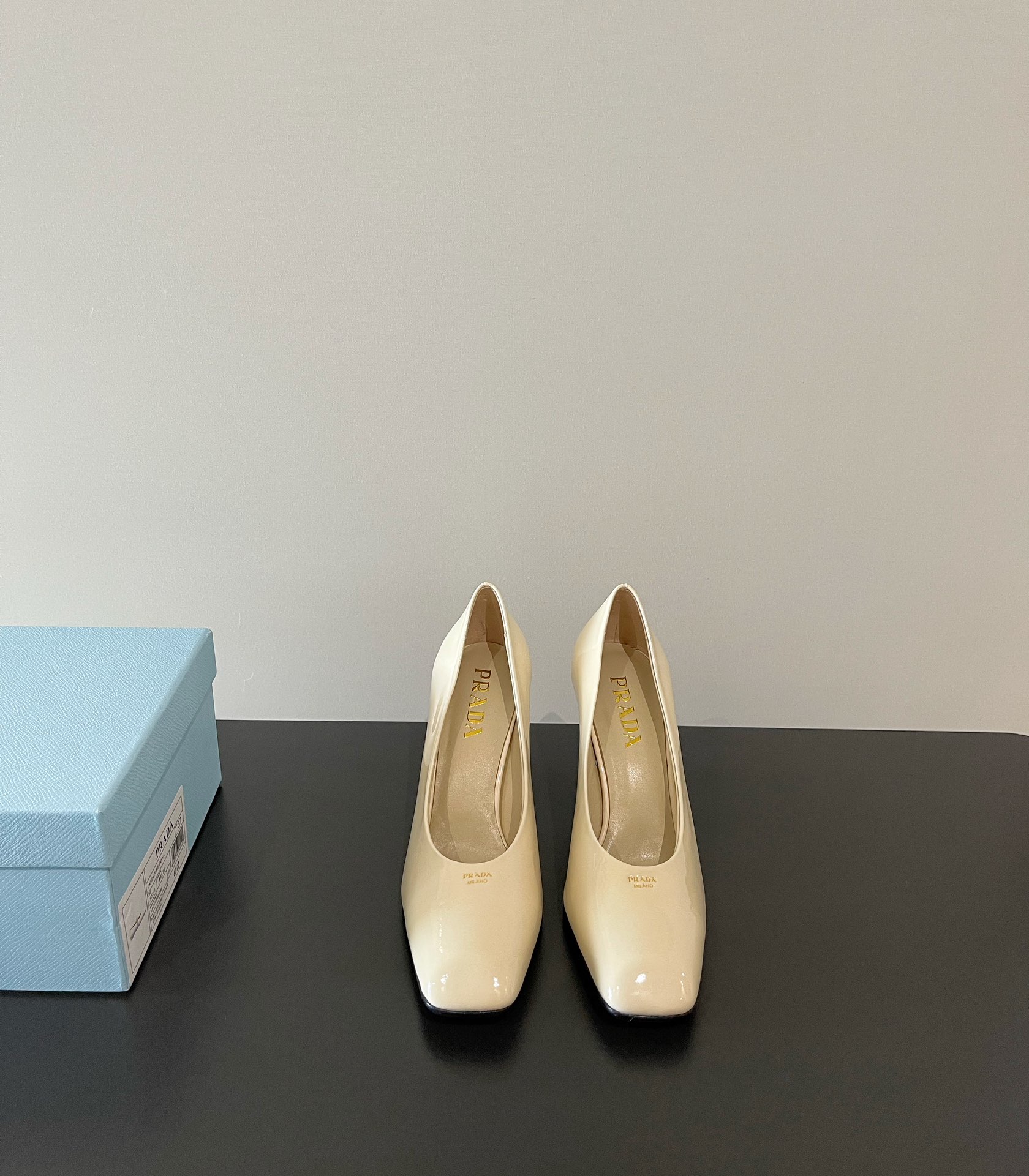 NO:240836,PRADA original development and purchasing grade Prada latest thick high heels small square toe sandals single shoes Simple design is probably what makes it like the most. It is not the kind that is a big street, and it has its own brand personality. Imported calf patent leather upper, mixed-bred sheepskin inner lining, Italian genuine leather sole (original molding) Size 35-39 (34.40.41 customization without return and exchange), single shoe sandals, prada, prada, sandals, sheepskin19860909批 PRADA 原版开发代购级 普拉达最新 粗高跟 小方头 凉鞋 单鞋 简单的设计大概就是让它最让人喜欢的点 不是烂大街的那种 很有自己的品牌个性 鞋面进口小牛漆皮 内里混种羊皮内里 鞋底意大利真皮鞋底（原版开模注塑） 码数35-39（34.40.41定制不退换）,单鞋凉鞋,prada,prada,sandals,sheepskin,Women's Shoes