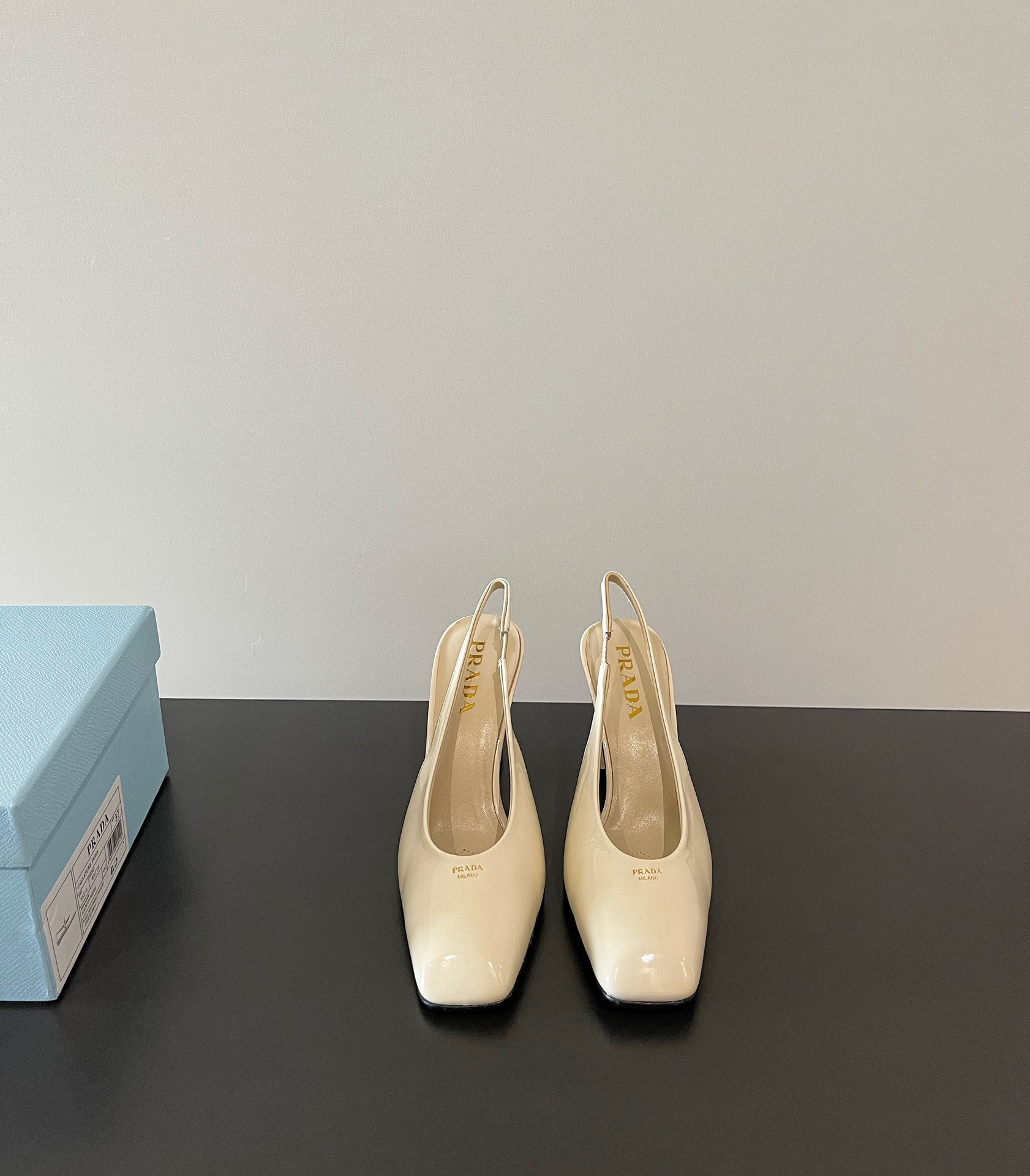 NO:240838,PRADA original development and purchasing grade Prada latest thick high heels small square toe sandals single shoes Simple design is probably what makes it like the most. It is not the kind that is a big street, and it has its own brand personality. Imported calf patent leather upper, mixed-bred sheepskin inner lining, heel height 8.5cm, Italian leather sole (original molding) Size 35-39 (34.40.41 custom-made without return and exchange), single shoe sandals, prada, prada, sandals, sheepskin19860909批 PRADA 原版开发代购级 普拉达最新 粗高跟 小方头 凉鞋 单鞋 简单的设计大概就是让它最让人喜欢的点 不是烂大街的那种 很有自己的品牌个性 鞋面进口小牛漆皮 内里混种羊皮内里 跟高8.5cm 鞋底意大利真皮鞋底（原版开模注塑） 码数35-39（34.40.41定制不退换）,单鞋凉鞋,prada,prada,sandals,sheepskin,Women's Shoes