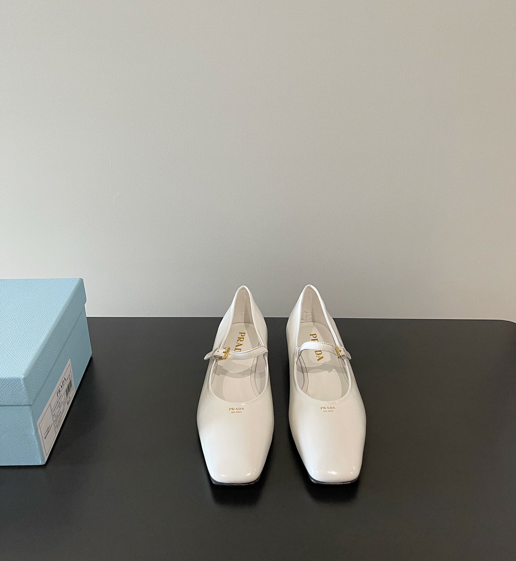 NO:240840,PRADA original development and purchasing grade Prada latest flat square toe Mary Jane Sandals Single shoes Slippers Simple design is probably what makes it like the most. It is not the kind that is a big street, and it has its own brand personality. Imported calf patent leather upper, mixed-bred sheepskin inner lining 2cm heel height, Italian genuine leather sole (original molding) Size 35-39 (34.40.41.42 customization without return and exchange), single shoes, prada, prada, sandals, mary jane, slippers, sheepskin19860909批 PRADA 原版开发代购级 普拉达最新 平底方头 玛丽珍 凉鞋 单鞋 拖鞋系 简单的设计大概就是让它最让人喜欢的点 不是烂大街的那种 很有自己的品牌个性 鞋面进口小牛漆皮 内里混种羊皮内里 跟高2cm 鞋底意大利真皮鞋底（原版开模注塑） 码数35-39（34.40.41.42定制不退换）,单鞋,prada,prada,sandals,mary jane,slippers,sheepskin,Women's Shoes