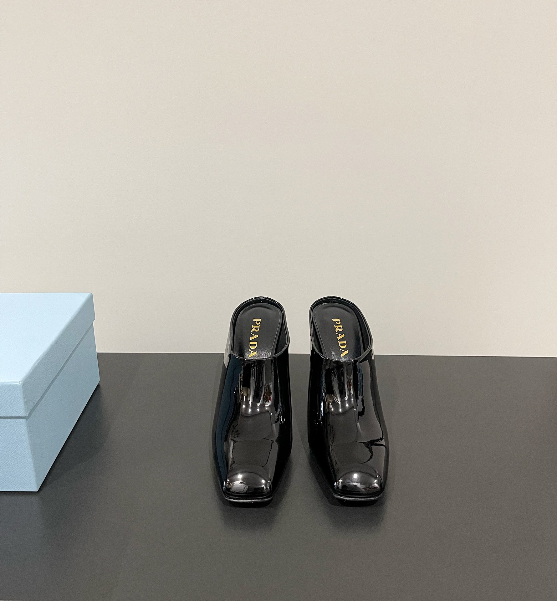 NO:240842,PRADA original development and purchasing grade Prada latest high heel square toe semi-mopping simple design is probably what makes it like the most. It is not the kind that is a big street, and has its own brand personality. Imported calf patent leather upper, mixed-bred sheepskin inner lining, heel height 8.5cm, Italian leather sole (original molding) Size 35-39 (34.40.41. Customized non-return and exchange), high heels, prada, prada, high heels, sheepskin19860909批 PRADA 原版开发代购级 普拉达最新 高跟方头 半拖款 简单的设计大概就是让它最让人喜欢的点 不是烂大街的那种 很有自己的品牌个性 鞋面进口小牛漆皮 内里混种羊皮内里 跟高8.5cm 鞋底意大利真皮鞋底（原版开模注塑） 码数35-39（34.40.41.定制不退换）,高跟鞋,prada,prada,high heels,sheepskin,Women's Shoes