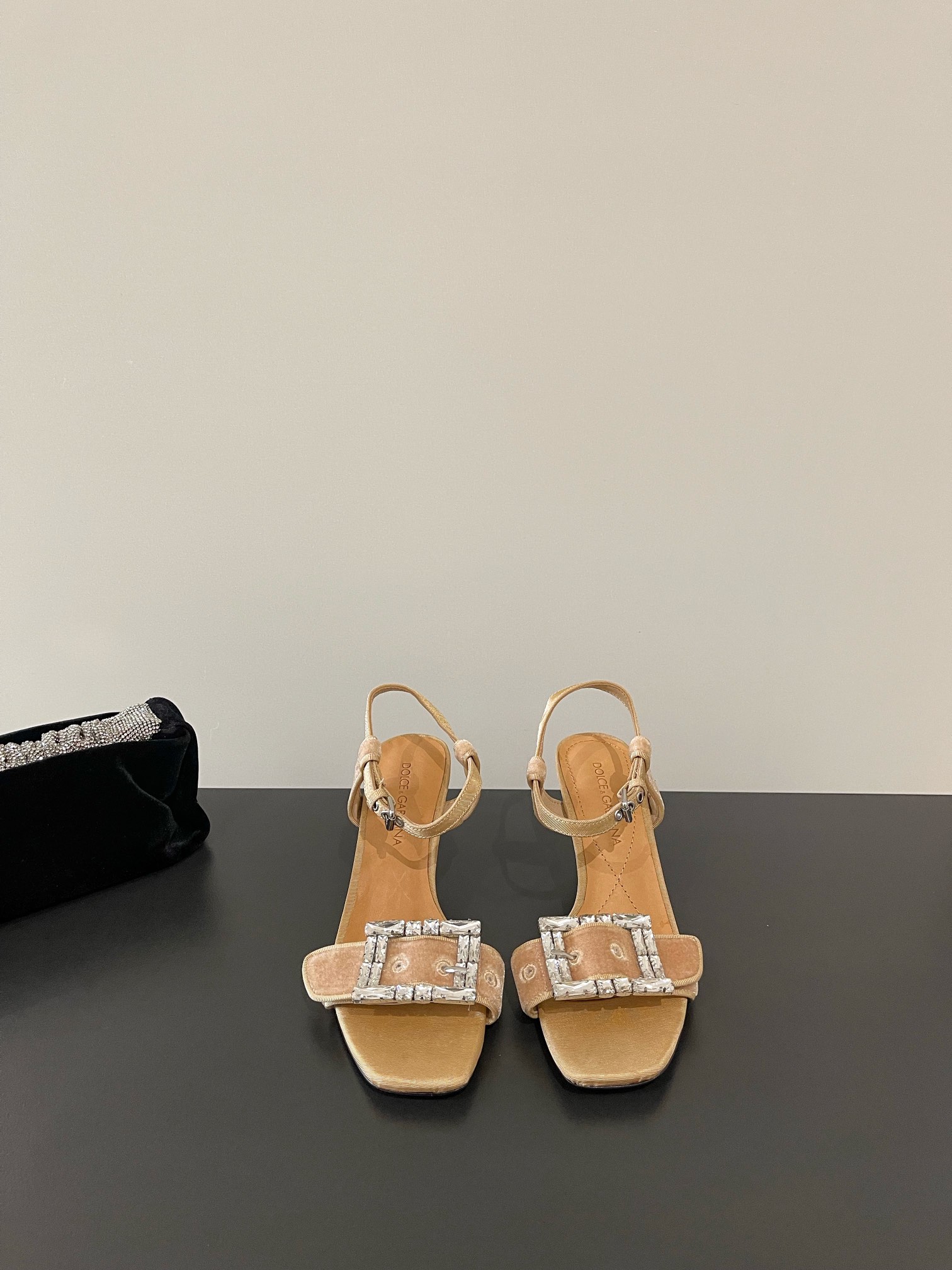 NO:266110,D&G Dolce & Gabbana Latest Roman style Silk velvet with Aoji fasteners One-strip sandals, super high-heeled open-toed sandals, line style, visible high-end sense of non-market currency comparable DG Dolce & Gabbana Show direct hit, synchronous update!  Imported silk velvet upper, inner cowhide/foot pad, heel height 10cm 6cm Size35-42 (40 41 42 custom made), high heels sandals, Dolce&Gabbana, Dolce&Gabbana, Dolce&Gabbana, sandals, high heels, cowhide, real silk19860909D&G 杜嘉班纳 最新罗马风格 真丝绒面 搭配奥钻扣件 一字带凉鞋系 超高跟露趾凉拖 线条 版型 看得到的高级感 非市场通货可比 DG杜嘉班纳秀场直击 同步更新 ！ 鞋面进口真丝绒面 内里牛皮/垫脚 跟高10cm 6cm Size35-42（40 41 42定做）,高跟鞋凉鞋,Dolce&Gabbana,Dolce&Gabbana,Dolce&Gabbana,sandals,high heels,cowhide,real silk,Women's Shoes