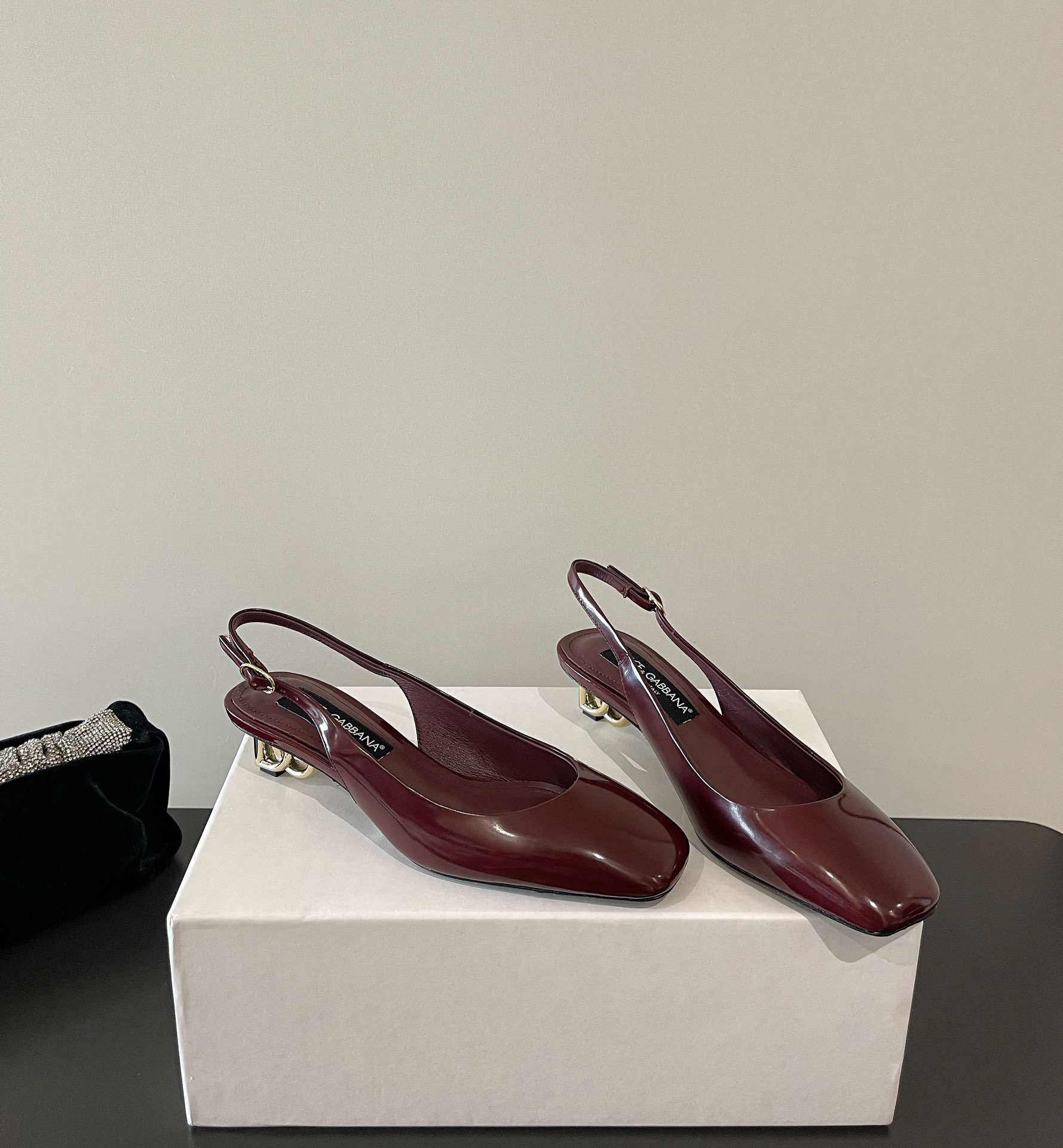 NO:266113,D&G Dolce & Gabbana's latest original mold opening plating heel craft, simple style, single shoe line, style, visible sense of high-end, non-market currency comparable DG Dolce & Gabbana's show direct hit, synchronous update!  Imported cow patent leather inner cowhide/foot pad heel height 4cm Size35-42 (40 41 42 custom made), high heel sandals, Dolce&Gabbana, Dolce&Gabbana, Dolce&Gabbana, sandals, cowhide19860909D&G 杜嘉班纳 最新原版开模电镀跟工艺 后空简约风格 单鞋系 线条 版型 看得到的高级感 非市场通货可比 DG杜嘉班纳秀场直击 同步更新 ！ 鞋面进口牛漆皮 内里牛皮/垫脚 跟高4cm Size35-42（40 41 42定做）,高跟鞋凉鞋,Dolce&Gabbana,Dolce&Gabbana,Dolce&Gabbana,sandals,high heels,cowhide,Women's Shoes