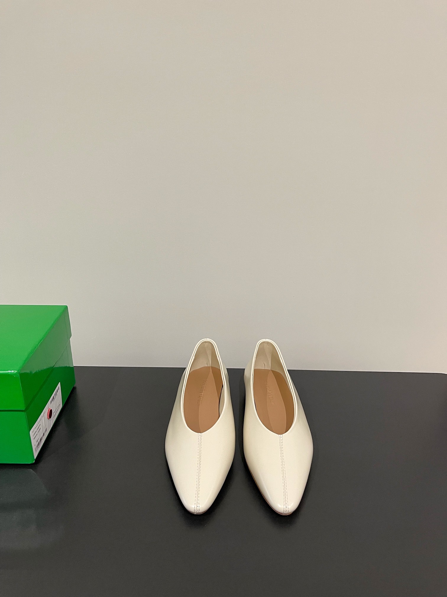 NO:266124,(Top version) Bottega Venet* ——————————————————————————————————— The latest Sofia series of BV Ballet Shoes Bottega Veneta ballet shoes Redefine the elegance of modern women’s toes with the iconic minimalist silhouette and the brand’s low-key aesthetics. The shoe body is made of flexible lambskin, which feels as delicate as a cloud, and it fits the foot shape while giving a lightweight dressing experience. The toe is round and smooth, which not only retains the classical romance of ballet shoes, but also injects the unique modern genes of BV. The lambskin inside is both combo and takes into account all-weather comfort, while the genuine leather injection-molded anti-slip sole makes the elegance and practicality perfectly balanced.  Whether it is paired with wide-leg pants to create a lazy French style, or dancing with a skirt to highlight the daily elegance, these shoes can all become a low-key and luxurious style footnote.**BV ballet shoes** - use silent luxury to tell the wearer's taste and style. / About the material./ FABRIC CONTENT Fabric: Original custom lambskin Inner: Imported sheepskin Sole: Original open mold genuine leather injection molding outsole Size: 35-41 (40/41 custom made without return or exchange), single shoes, bottega veneta, bottega veneta, bottega veneta, bottega veneta, skirts, sheepskin19860909（顶级版本） Bottega Venet*  —————————————— 葆蝶家BV最新款Sofia系列 芭蕾舞鞋 以意大利顶级工艺为灵魂,Bottega Veneta芭蕾舞鞋重新定义了现代女性的足尖优雅.标志性的极简廓形搭配品牌低调美学,鞋身采用柔韧小羊皮打造,触感如云朵般细腻,贴合脚型的同时赋予步履轻盈的穿着体验.鞋头圆润流畅,既保留芭蕾舞鞋的古典浪漫,又注入BV独有的摩登基因.内里小羊皮、兼顾全天候舒适度,而真皮注塑防滑鞋底则让优雅与实用完美平衡.  无论是搭配阔腿裤营造慵懒法式风情,还是与裙装共舞点亮日常精致,这双鞋皆能成为低调奢华的风格注脚.**BV芭蕾舞鞋**——以无声的奢华,诉说穿着者的品味与格调.  . /关于材质./ FABRIC CONTENT 面料 : 原版定制小羊皮 内里 : 进口羊皮 鞋底 : 原版开模真皮注塑大底 Size : 35-41（40/41订做不退换）,单鞋,bottega veneta,bottega veneta,bottega veneta,skirts,sheepskin,Women's Shoes