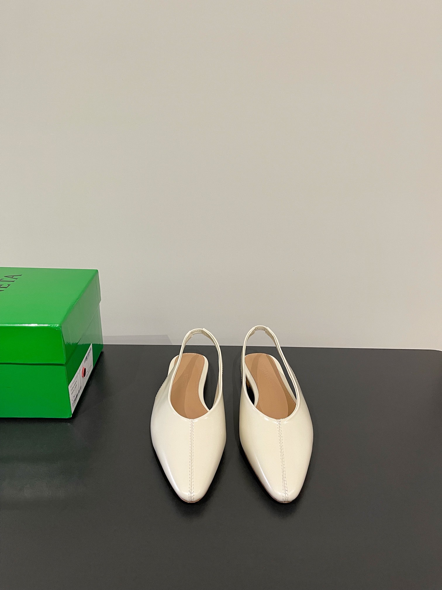 NO:266120,(Top version) Bottega Venet* ——————————————————————————————————— The latest Sofia series of BV Ballet Shoes Bottega Veneta ballet shoes Redefine the elegance of modern women’s toes with the iconic minimalist silhouette and the brand’s low-key aesthetics. The shoe body is made of flexible lambskin, which feels as delicate as a cloud, and it fits the foot shape while giving a lightweight dressing experience. The toe is round and smooth, which not only retains the classical romance of ballet shoes, but also injects the unique modern genes of BV. The lambskin inside is both combo and takes into account all-weather comfort, while the genuine leather injection-molded anti-slip sole makes the elegance and practicality perfectly balanced.  Whether it is paired with wide-leg pants to create a lazy French style, or dancing with a skirt to highlight the daily elegance, these shoes can all become a footnote for low-key and luxurious style. **BV ballet shoes** - use silent luxury to tell the wearer's taste and style. / About the material./ FABRIC CONTENT Fabric: Original custom lambskin Inner: Imported sheepskin Sole: Original open mold genuine leather injection molding outsole Size: 35-41 (40/41 custom made without return or exchange), sandals, bottega veneta, bottega veneta, bottega veneta, bottega veneta, sandals, skirts, sheepskin19860909（顶级版本） Bottega Venet*  —————————————— 葆蝶家BV最新款Sofia系列 芭蕾舞鞋 以意大利顶级工艺为灵魂,Bottega Veneta芭蕾舞鞋重新定义了现代女性的足尖优雅.标志性的极简廓形搭配品牌低调美学,鞋身采用柔韧小羊皮打造,触感如云朵般细腻,贴合脚型的同时赋予步履轻盈的穿着体验.鞋头圆润流畅,既保留芭蕾舞鞋的古典浪漫,又注入BV独有的摩登基因.内里小羊皮、兼顾全天候舒适度,而真皮注塑防滑鞋底则让优雅与实用完美平衡.  无论是搭配阔腿裤营造慵懒法式风情,还是与裙装共舞点亮日常精致,这双鞋皆能成为低调奢华的风格注脚.**BV芭蕾舞鞋**——以无声的奢华,诉说穿着者的品味与格调.  . /关于材质./ FABRIC CONTENT 面料 : 原版定制小羊皮 内里 : 进口羊皮 鞋底 : 原版开模真皮注塑大底 Size : 35-41（40/41订做不退换）,凉鞋,bottega veneta,bottega veneta,bottega veneta,sandals,skirts,sheepskin,Women's Shoes