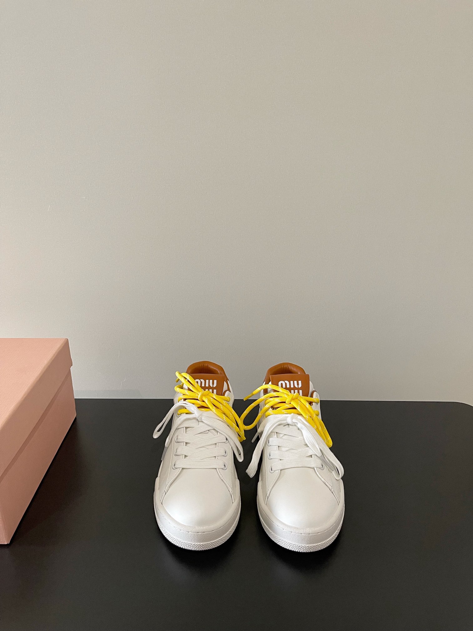 NO:266115,Miumiu's latest early spring European and American retro fashion training casual color-blocking small white sports shoes. The original top replica is released simultaneously on the counter. The fabric is specially supplied with cowhide. The whole pair of shoes shows a very texture. The inner footbed is cowhide. Imported original sole. The style is simple and fashionable. It looks very delicate on the feet!  Size 35-40 (40 custom made non-return and exchange), casual shoes/sports, miumiu, sneakers, cowhide19860909miumiu 最新早春欧美复古时尚德训休闲拼色小白运动鞋  原版顶级复刻 专柜同步发售 面料采用特供进牛皮拼接 整双鞋就是非常显质感 内里垫脚牛皮 进口原版大底 款式简约时尚 上脚十分显秀气 ！ Size 35-40（40 定做不退换）,休闲鞋/运动鞋,miumiu,sneakers,cowhide,Women's Shoes