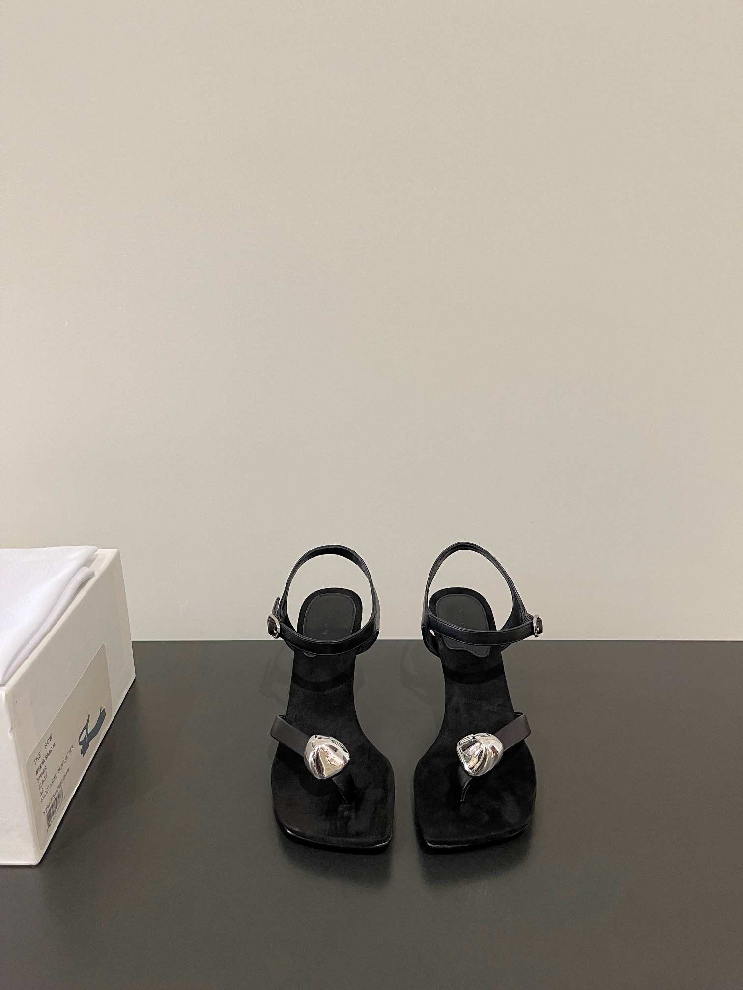 NO:266112,THE ROW The latest Roman foot-clip gold bean sandals are simple and fashionable and versatile. They will immediately surprise you with your must-have!  Imported sheepskin upper, inner sheepskin size 35-39 40 customized non-return and exchange, split-toe shoes, sandals, sheepskin19860909THE ROW 最新罗马夹脚金豆凉鞋简约时髦 百搭 上脚马上会惊艳到你的必备款！ 鞋面进口羊皮面 内里羊皮里 码数35-39 40订做不退换,分趾鞋,sandals,sheepskin,Women's Shoes