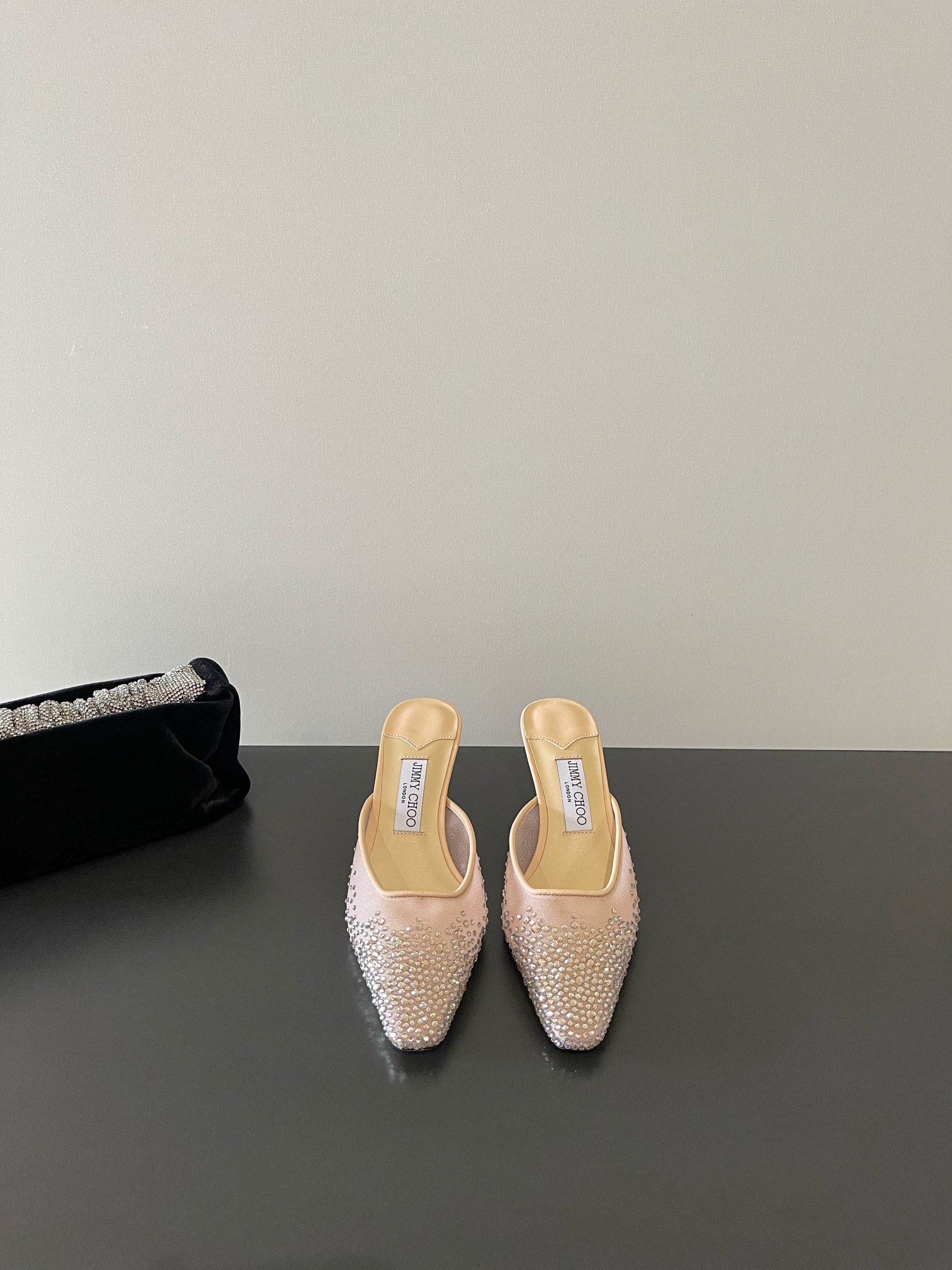 NO:266109,Jimmy Choo The highest quality, the latest mesh hot diamond heavy craftsmanship, small heel half slippers, single shoes, synchronous counter, specialty, comfortable and casual, sweet, easy to satisfy without any relief, blingblingbling, a noble and elegant atmosphere, shining and not vulgar!  The shoe shape is very modified with the foot shape, the smooth lines show a sense of high-end feeling, and the foot is exquisite and age-reducing!  Imported sheepskin in the inner lining, Italian leather large soles, heel height 6.5cm Size35-42 (34 40 41 custom made without return), semi-torch, jimmy choo, slippers, sheepskin, Leather soles19860909Jimmy Choo 最高品质 最新网纱烫钻重工艺精致小跟半拖鞋单鞋 同步专柜 主打精致 舒适度休闲 甜美  无解风都轻松满足 blingbling 迎面扑来高贵典雅的气息,闪亮不显庸俗！鞋型非常修饰脚型,流畅线条尽显高级感,上脚精致又减龄！ 内里进口羊皮, 意大利真皮大底 跟高6.5cm Size35-42（34 40 41订做不退换）,半拖,jimmy choo,slippers,sheepskin,Leather soles,Women's Shoes