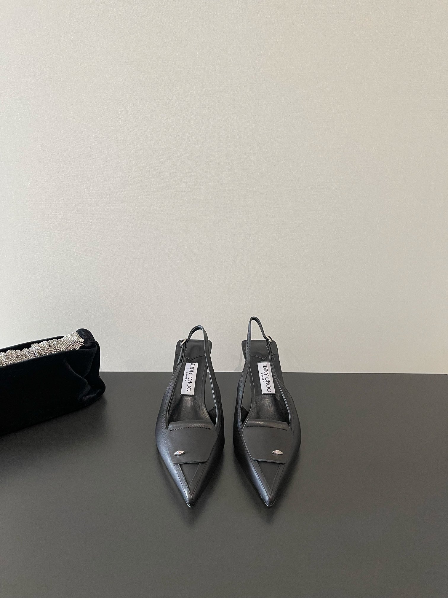 NO:266101,Jimmy Choo The highest quality, the latest pointed toe retro, the heavy craftsmanship is exquisite, the sync counter focuses on exquisite, comfortable and casual, sweet, and easily satisfy without any relief. Blingbling comes with a noble and elegant atmosphere, shining and not vulgar!  The shoe shape is very modified with the foot shape, the smooth lines show a sense of high-end feeling, and the foot is exquisite and age-reducing!  Imported sheepskin in the inner lining, Italian leather outsole Heel height 6.5cm Size35-42 (34 40 41 custom made without return), sandals, jimmy choo, sandals, sheepskin, Leather soles19860909Jimmy Choo 最高品质 最新尖头后空复古 重工艺精致小跟单鞋 同步专柜 主打精致 舒适度休闲 甜美  无解风都轻松满足 blingbling 迎面扑来高贵典雅的气息,闪亮不显庸俗！鞋型非常修饰脚型,流畅线条尽显高级感,上脚精致又减龄！ 内里进口羊皮, 意大利真皮大底 跟高6.5cm Size35-42（34 40 41订做不退换）,凉鞋,jimmy choo,sandals,sheepskin,Leather soles,Women's Shoes