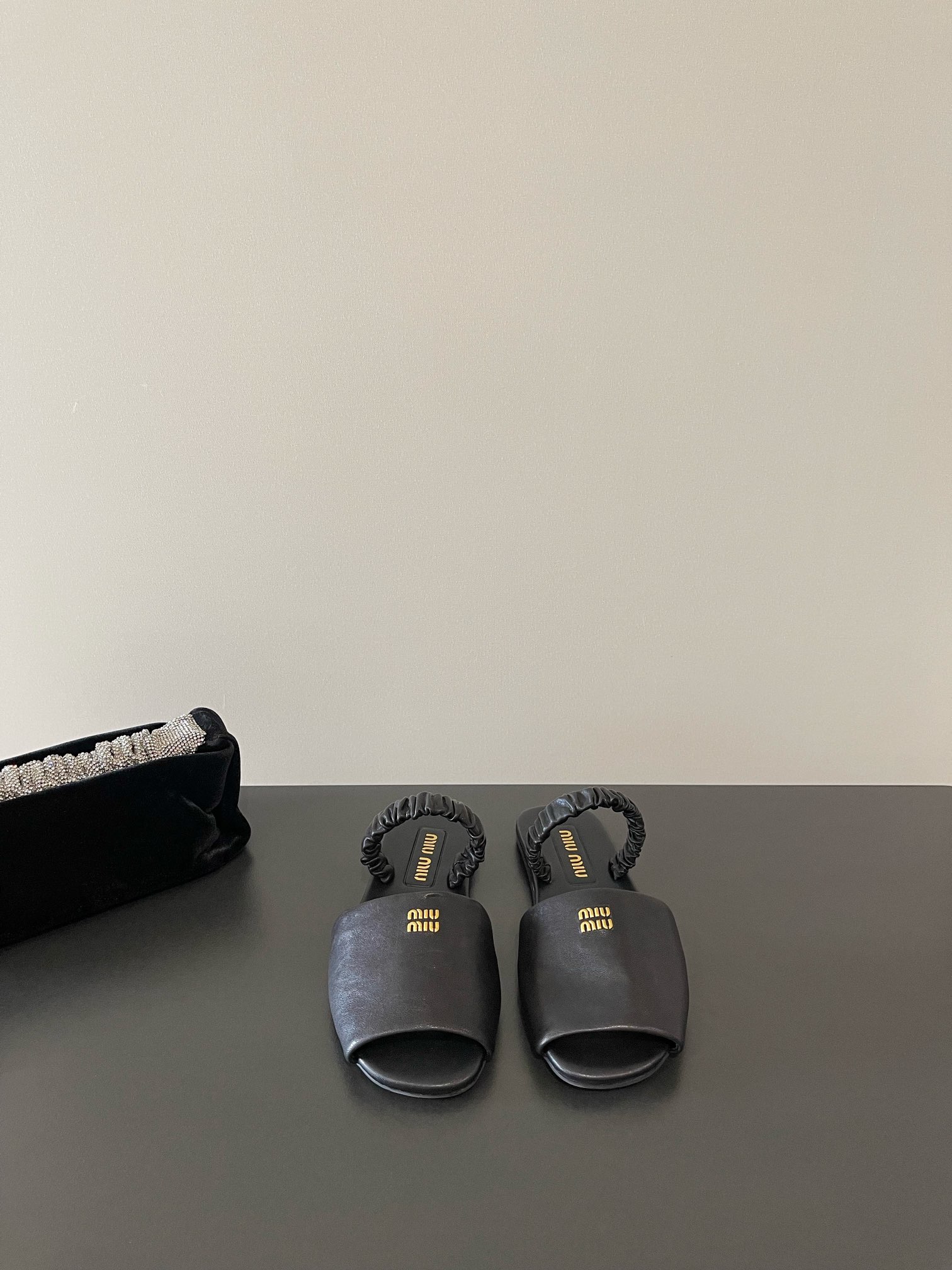 NO:266098,Miumiu latest show leather sandals. Bloggers from all walks of life are particularly amazing to use the new season of old series. You won’t regret it when you close your eyes. It can be salty or sweet. Custom imported sheepskin. Soles imported leather soles. Colors black, brown, white. Heel height: flat sole. Size 35-39. Semi-torch. Miumiu, sandals, sheepskin, Leather soles.19860909miumiu 最新走秀真皮凉鞋 各路博主着用全新一季做旧系列上脚尤为惊艳到你的一款闭眼入都是不会后悔·搭配还是可咸可甜 鞋面定制进口羊皮 鞋底进口真皮大底 颜色黑、棕、白 跟高:平底 码数35-39,半拖,miumiu,sandals,sheepskin,Leather soles,Women's Shoes