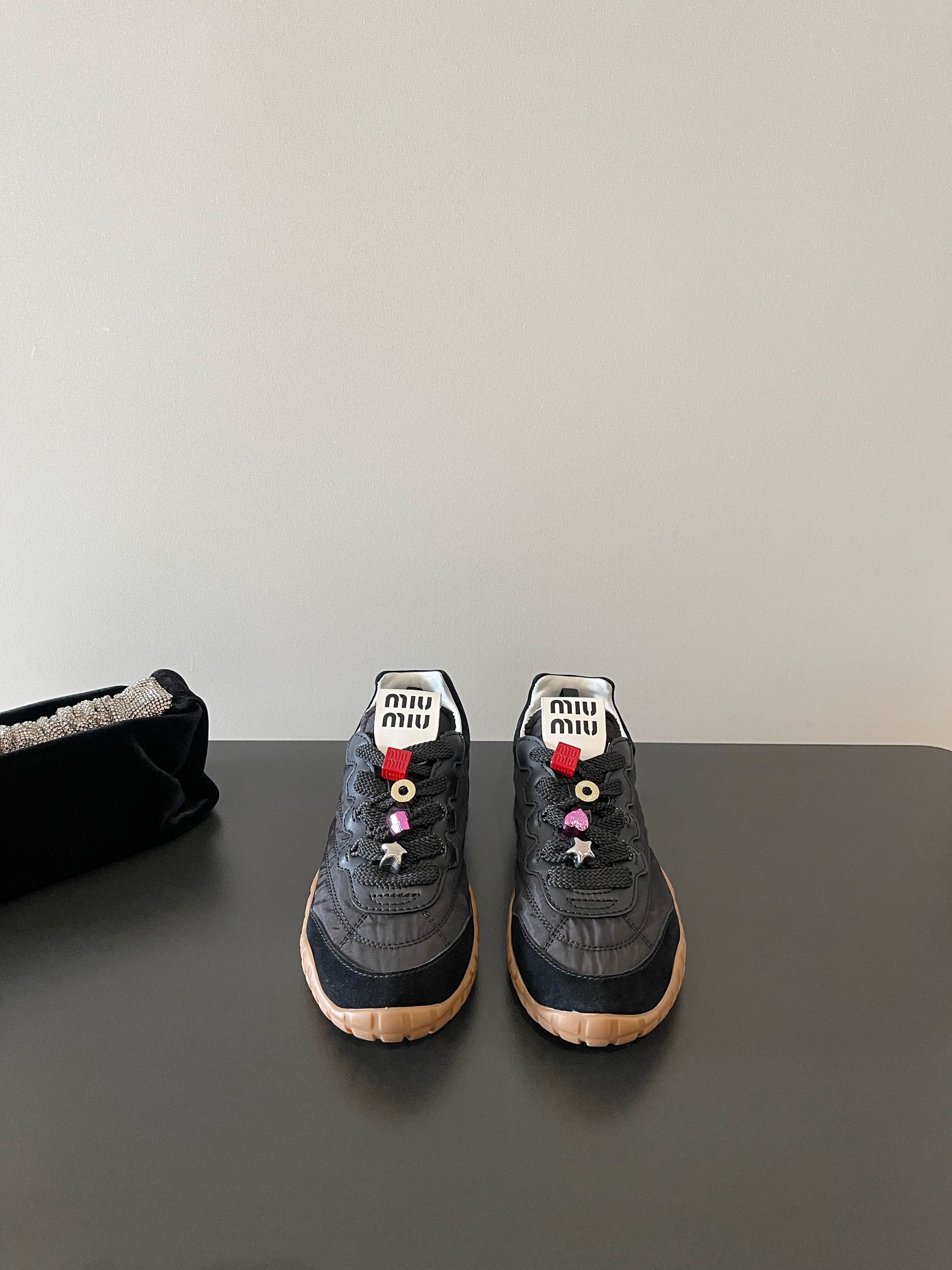 NO:266094,Miumiu's latest early spring European and American retro fashion fasteners, German-shuang casual sports shoes, original top replica, special counters are available for sale, the fabric is specially supplied for imported beef reverse velvet, nylon feather splicing, the whole pair of shoes is very textured, inner footbed cowhide, imported original outsole, simple and fashionable style, and the feet look very delicate!  Size 35-40 (40 custom made non-return and exchange), casual shoes/sports, miumiu, sneakers, cowhide19860909miumiu 最新早春欧美复古时尚扣件 德训休闲运动鞋  原版顶级复刻 专柜同步发售 面料采用特供进口牛反绒 尼龙羽拼接 整双鞋就是非常显质感 内里垫脚牛皮 进口原版大底 款式简约时尚 上脚十分显秀气 ！ Size 35-40（40 定做不退换）,休闲鞋/运动鞋,miumiu,sneakers,cowhide,Women's Shoes