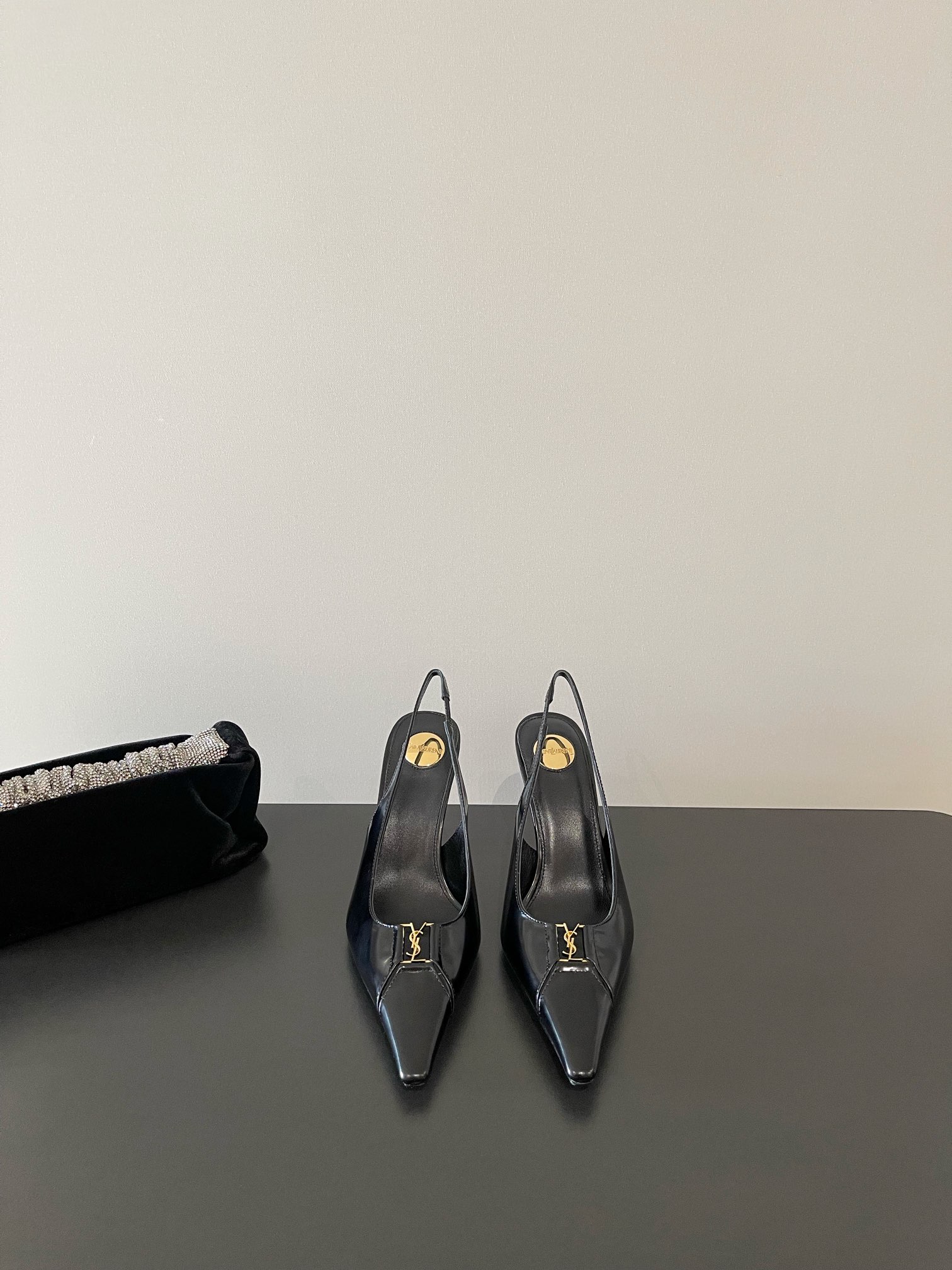 NO:266086,(The highest quality) YSL Saint Laurent's latest logo small square head and high heels shoes. The counter is launched simultaneously. Major celebrities and internet celebrities are putting their feet. The style is fashionable and versatile, simple and high-end. It is elegant to the extreme. It is full of goddess style!  Imported upper edge beads, imported sheepskin, heel height 9.5, outsole, genuine leather outsole, size 35-39 (40 custom made, no return or exchange), high heels, sandals, saint laurent, saint laurent, sandals, high heels, sheepskin, Leather soles19860909（最高品质） YSL 圣罗兰最新logo小方头后空高跟单鞋 专柜同步上新 各大明星网红纷纷上脚 款式时髦百搭 简约又高级 把优雅做到极致 上脚女神范爆棚！ 鞋面进口开边珠 内里进口羊皮 跟高9.5 大底真皮大底 码数35-39（40订做不退换）,高跟鞋凉鞋,saint laurent,saint laurent,sandals,high heels,sheepskin,Leather soles,Women's Shoes