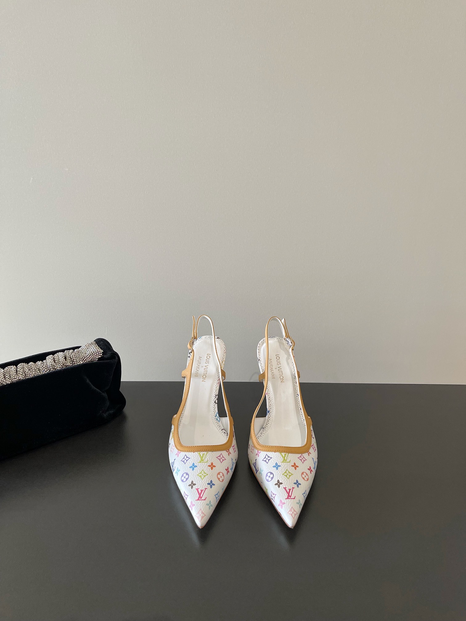 NO:266090,LV vintage medieval white and black color pointed high heels original development Super invincible and beautiful looking and slim material: counter custom material footbed sheepskin Italian leather outsole Heel height: 8.5cm Size: 35–39, high heels sandals, louis vuitton, sandals, high heels, sheepskin, Leather soles19860909LV vintage中古 白黑彩 尖头高跟鞋 原版开发 上脚超级无敌好看显瘦材质:专柜定制材质垫脚羊皮 意大利真皮大底 跟高:8.5cm 尺码:35–39,高跟鞋凉鞋,louis vuitton,sandals,high heels,sheepskin,Leather soles,Women's Shoes