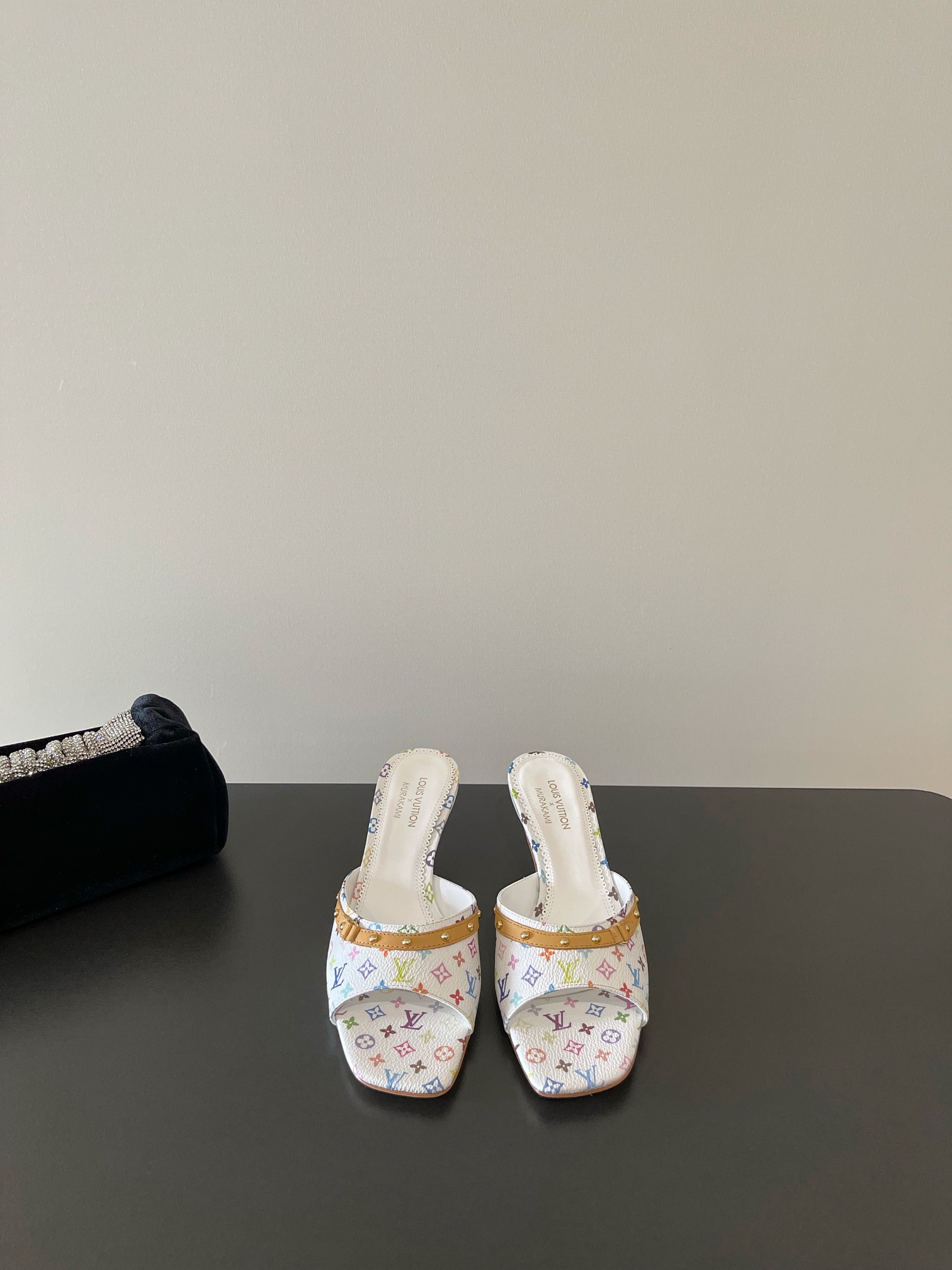 NO:266097,Louis Vuitton LV x Takashi Murakami Tricolor Slippers Sandals (high version) Original development Genuine reproduction Material: counter same material Printed letters Flying sheepskin Italian leather outsole Size: 35–39 Heel height: 5cm9cm, high heels slippers, louis vuitton, louis vuitton, louis vuitton, louis vuitton, high heels, slippers, sheepskin, Leather soles19860909Louis Vuitton路易威登 LV x 村上隆 三彩拖鞋凉拖（高版本） 原版开发 正品复刻 材质:专柜同材质 印刷字母 垫脚羊皮 意大利真皮大底 尺码:35–39 跟高:5cm9cm,高跟鞋拖鞋,louis vuitton,louis vuitton,louis vuitton,high heels,slippers,sheepskin,Leather soles,Women's Shoes