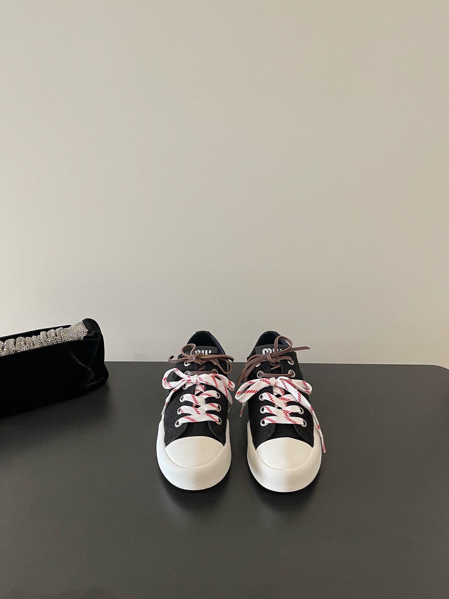 NO:266087,Miumiu latest catwalk style, classic upgrade, lace-up small cloth shoes, coexisting comfort and fashionableness, classic black and white style versatile, soft sole and soft design, good breathability, good looking no matter how you wear it, design matching different styles, original custom fabric upper lining: original custom sheepskin lining, original open mold non-slip sole, shoe size: 35-40, casual shoes/sports shoes, miumiu, sneakers, sheepskin19860909miumiu 最新走秀款 经典升级 系带小布鞋 舒适度与时髦度并存 经典黑白款百搭 软底软面设计 透气性好 随便怎么穿都好看 设计搭配不同风格需求 鞋面原版定制布 内里: 原版定制羊皮内里 大底原版开模防滑大底 鞋码: 35-40,休闲鞋/运动鞋,miumiu,sneakers,sheepskin,Women's Shoes