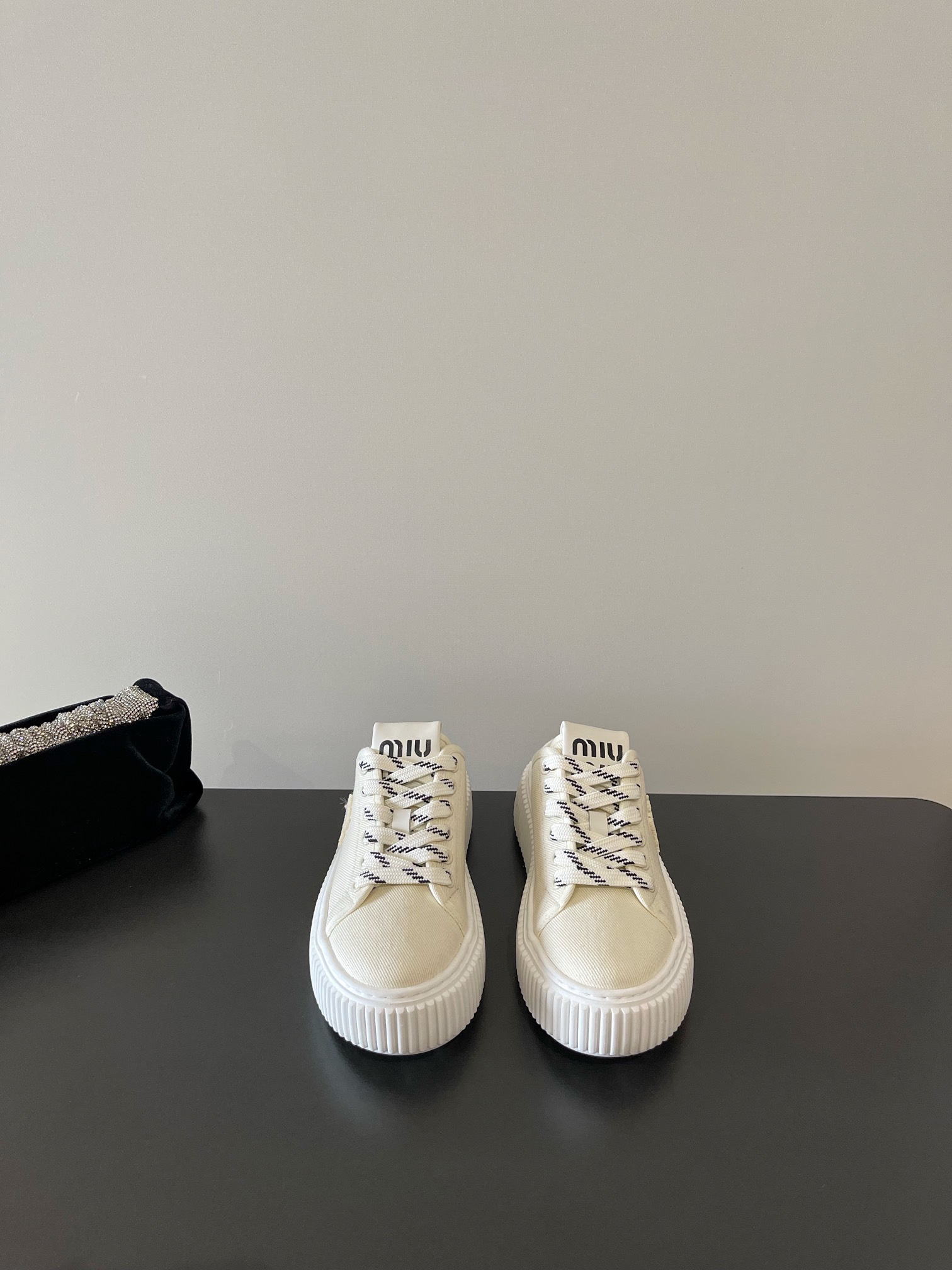 NO:266091,(The highest version) miumiu latest embroidery design biscuit sole classic upgrade lace-up small cloth shoes coexist with comfort and fashion Classic black and white versatile Soft sole soft design Good breathability Anything to wear is good to look good whenever you wear it. Design and matching with different styles. Original custom fabric upper lining: original custom sheepskin lining, original open mold-unslip sole Shoe size: 35-40, casual shoes/sports shoes, miumiu, sneakers, sheepskin19860909（最高版本） miumiu 最新刺绣设计 饼干鞋底 经典升级 系带小布鞋 舒适度与时髦度并存 经典黑白款百搭 软底软面设计 透气性好 随便怎么穿都好看 设计搭配不同风格需求 鞋面原版定制布 内里: 原版定制羊皮内里 大底原版开模防滑大底 鞋码: 35-40,休闲鞋/运动鞋,miumiu,sneakers,sheepskin,Women's Shoes