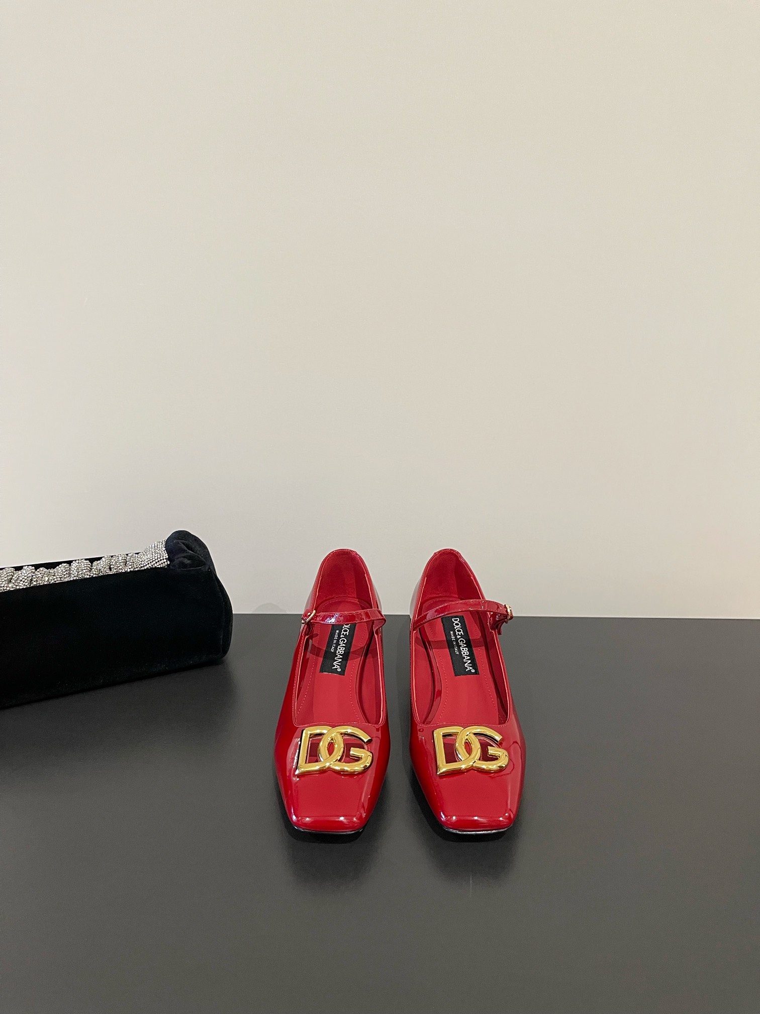 NO:266083,D&G Dolce & Gabbana's latest original mold opening and electroplating logo craftsmanship Mary Jane's simple style single shoe line style style visible high-end sense Non-market currency comparable DG Dolce & Gabbana's show direct hit synchronous update!  Imported cow patent leather upper inner cow leather/foot pad heel height 4cm Size35-42 (40 41 42 customized), semi-shoe shoes, Dolce&Gabbana, Dolce&Gabbana, Dolce&Gabbana, Mary jane, cowhide19860909D&G 杜嘉班纳 最新原版开模电镀logo工艺 玛丽珍简约风格 单鞋系 线条 版型 看得到的高级感 非市场通货可比 DG杜嘉班纳秀场直击 同步更新 ！ 鞋面进口牛漆皮 内里牛皮/垫脚 跟高4cm Size35-42（40 41 42定做）,半拖单鞋,Dolce&Gabbana,Dolce&Gabbana,Dolce&Gabbana,mary jane,cowhide,Women's Shoes