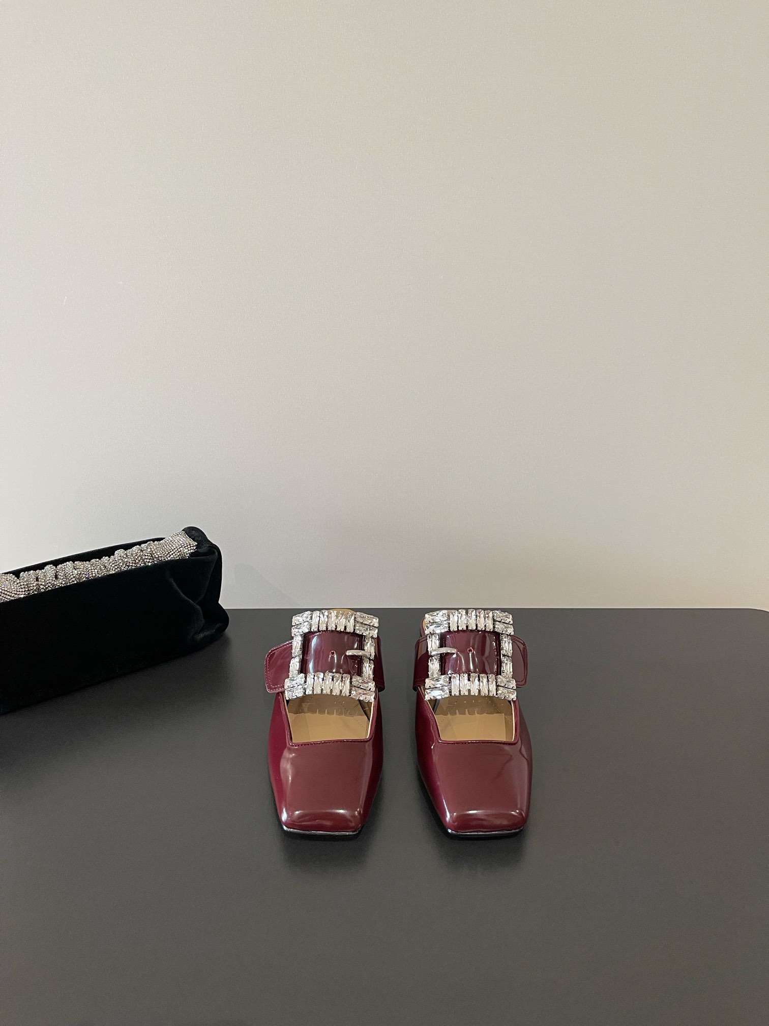 NO:266085,D&G Dolce & Gabbana's latest square-head drill buckle craftsmanship Mary Jane's semi-torch simple style Single shoe line style Style The high-end feel you can see Non-market currency comparable DG Dolce & Gabbana's show direct hit synchronous update!  Imported cow patent leather upper inner cow leather/foot pad Size35-42 (40 41 42 customized), semi-shoe shoes, Dolce & Gabbana, Dolce & Gabbana, Dolce & Gabbana, Mary jane, cowhide19860909D&G 杜嘉班纳 最新方头钻扣工艺 玛丽珍半拖简约风格 单鞋系 线条 版型 看得到的高级感 非市场通货可比 DG杜嘉班纳秀场直击 同步更新 ！ 鞋面进口牛漆皮 内里牛皮/垫脚 Size35-42（40 41 42定做）,半拖单鞋,Dolce&Gabbana,Dolce&Gabbana,Dolce&Gabbana,mary jane,cowhide,Women's Shoes