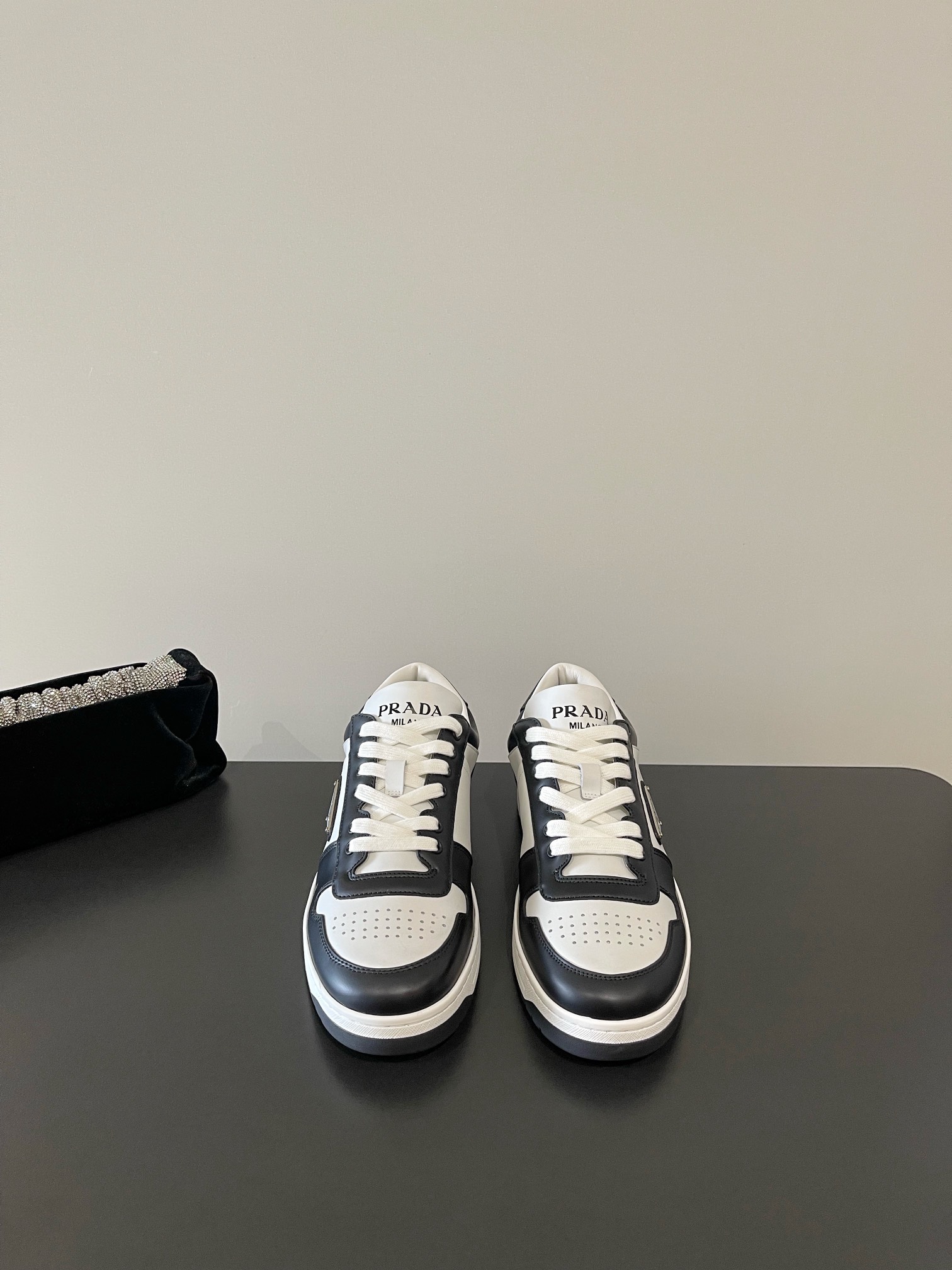 NO:266078,(The highest version) PRADA's latest sports shoes, men's and women's styles, original top replica, and the counter is released simultaneously. The fabric is specially supplied with imported fabrics and beads. The whole pair of shoes is very textured. The inner foot pads are cowhide. The imported original rubber sole is simple and fashionable. It looks very delicate on the feet!  Size 35-45, casual shoes/sports shoes, prada, sneakers, cowhide19860909（最高版本） PRADA 最新运动板鞋 男女款  原版顶级复刻 专柜同步发售 面料采用特供进口面料开边珠 整双鞋就是非常显质感 内里垫脚牛皮 进口原版橡胶底 款式简约时尚 上脚十分显秀气 ！ Size 35-45,休闲鞋/运动鞋,prada,sneakers,cowhide,Women's Shoes