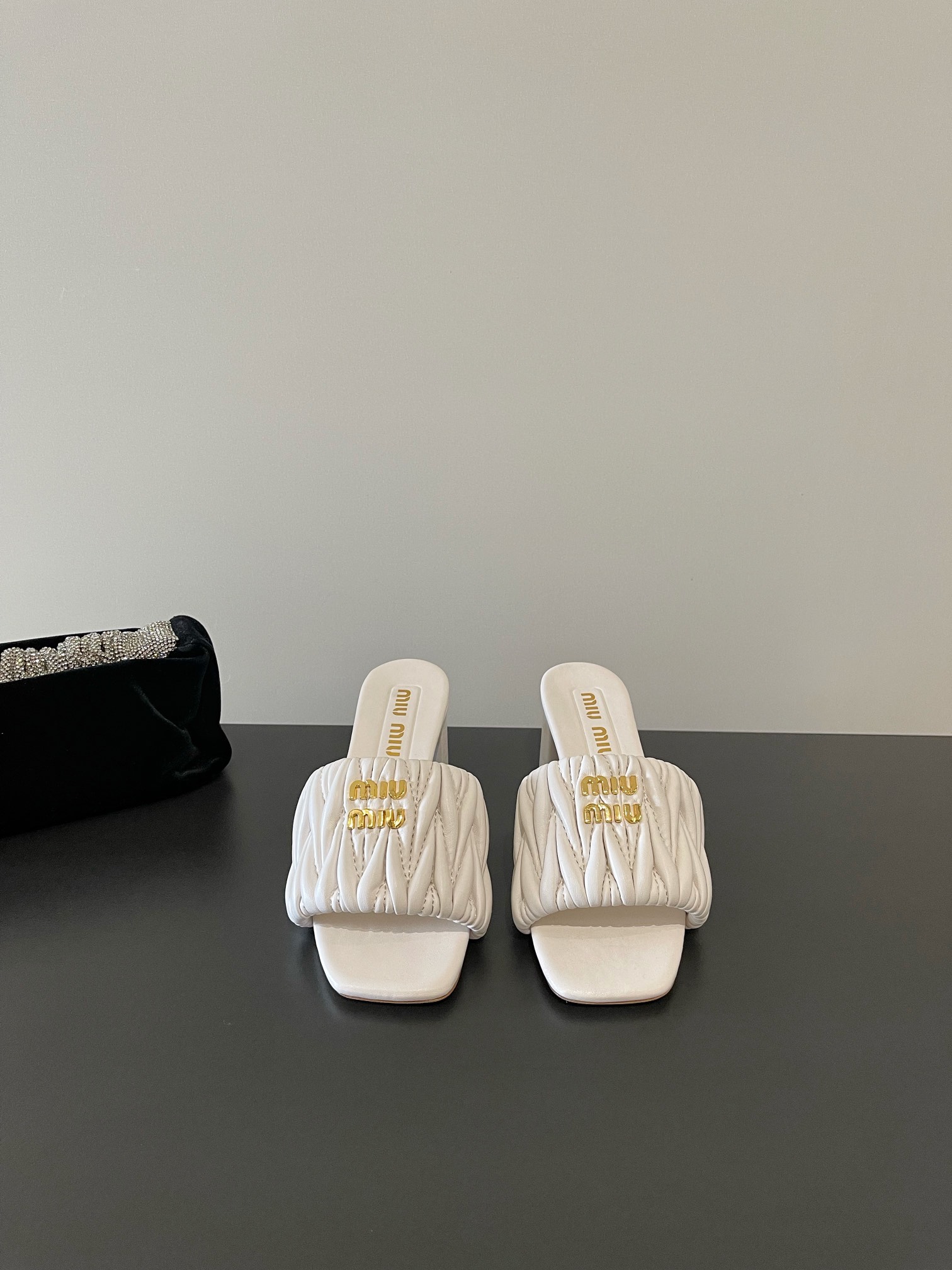 NO:266069,Miumiu Miumi's latest pleated new genuine leather lambskin handmade sandals —————————— Original disassembly, diamond pattern, instantly kills the ordinary version on the market, miumiu is really too girly!  Lambskin is super soft and glutinous, super comfortable, shoe face version diamond lambskin, sole, Italian leather outsole, size 35-41 (40,41 customized), slippers, miumiu, slippers, sheepskin, Leather soles19860909miumiu 缪缪最新褶皱新款真皮底小羊皮手工凉拖鞋 ————————— 原版拆卸 对版菱格纹 秒杀市面普通版本,miumiu真的太少女啦！小羊皮超级软糯 舒适度超高 鞋面对版菱格小羊皮 鞋底意大利真皮大底 码数35-41（40,41订做）,拖鞋,miumiu,slippers,sheepskin,Leather soles,Women's Shoes