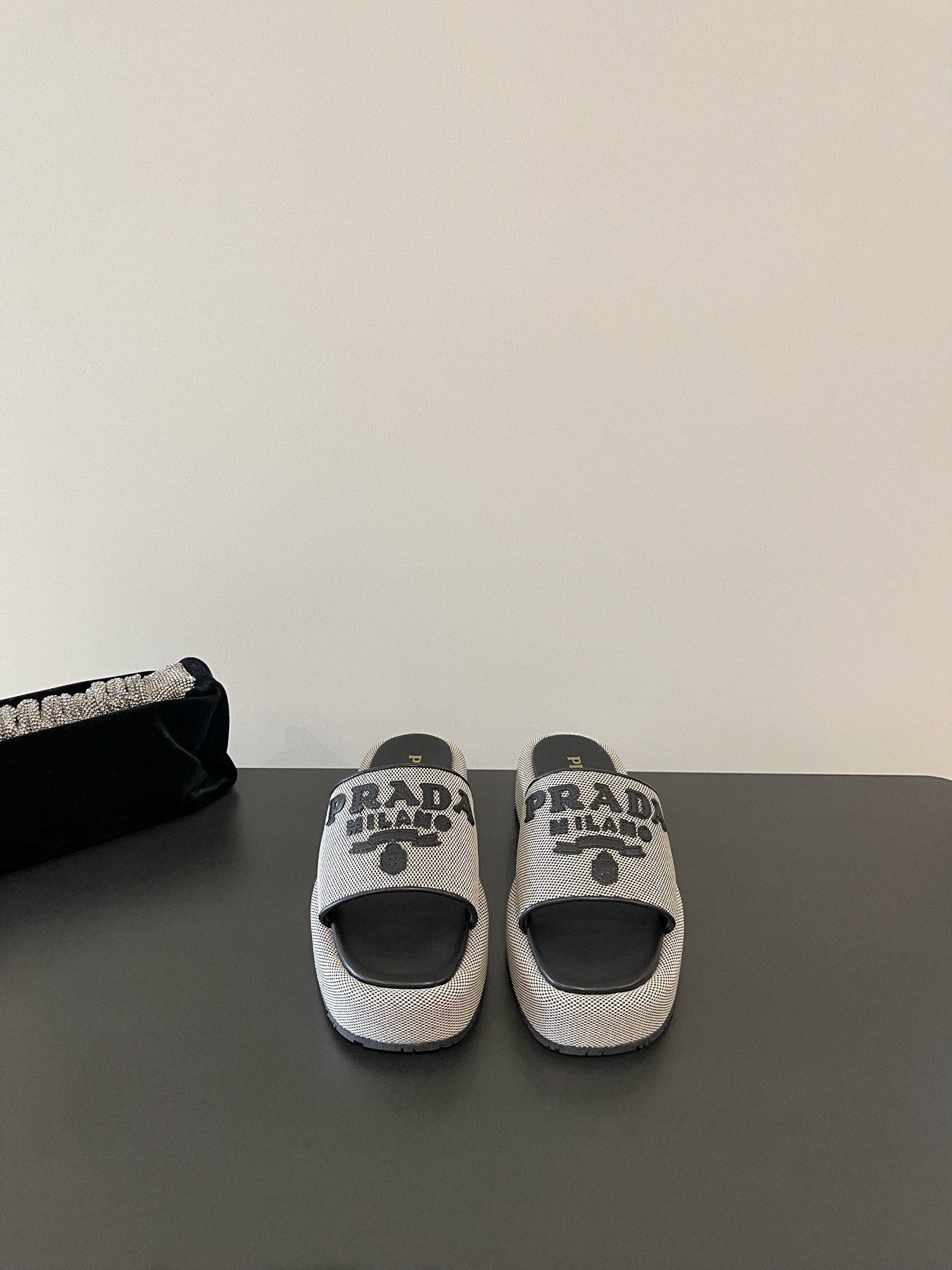 NO:266075,PRADA's latest popular linen thick-soled slippers Original development and purchasing grade Prada's latest thick-soled square toe semi-mopping style Simple design is probably what makes it like the most. It is not the kind that is a big street, and it has its own brand personality. Imported original material of the upper, mixed-bred sheepskin inner lining, original sole outsole, size 35-41 (40.41. Customized without return or exchange), slippers, prada, prada, slippers, sheepskin19860909PRADA 最新流行麻布厚底拖鞋 原版开发代购级 普拉达最新 厚底方头 半拖款 简单的设计大概就是让它最让人喜欢的点 不是烂大街的那种 很有自己的品牌个性 鞋面进口原版材质 内里混种羊皮内里 鞋底原版大底 码数35-41（40.41.定制不退换）,拖鞋,prada,prada,slippers,sheepskin,Women's Shoes