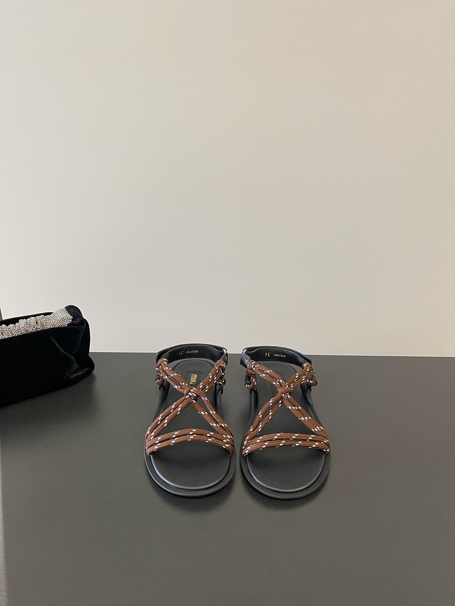 NO:266063,MIU MIU's latest elastic rope flat sandals. The best summer match will never regret it when you close your eyes. (ZP development customized, outsole) Customized uppers. Imported leather soles. Colors black, brown, red, yellow, orange. High flat soles. Size 35-39. Sandals, miumiu, sandals, Leather soles.19860909MIU MIU最新松紧绳子平底凉鞋 夏日最佳搭配闭眼入都是不会后悔·（ZP开发订制编制、大底） 鞋面定制编制 鞋底进口真皮大底 颜色黑、棕、红、黄、橙 跟高平底 码数35-39,凉鞋,miumiu,sandals,Leather soles,Women's Shoes